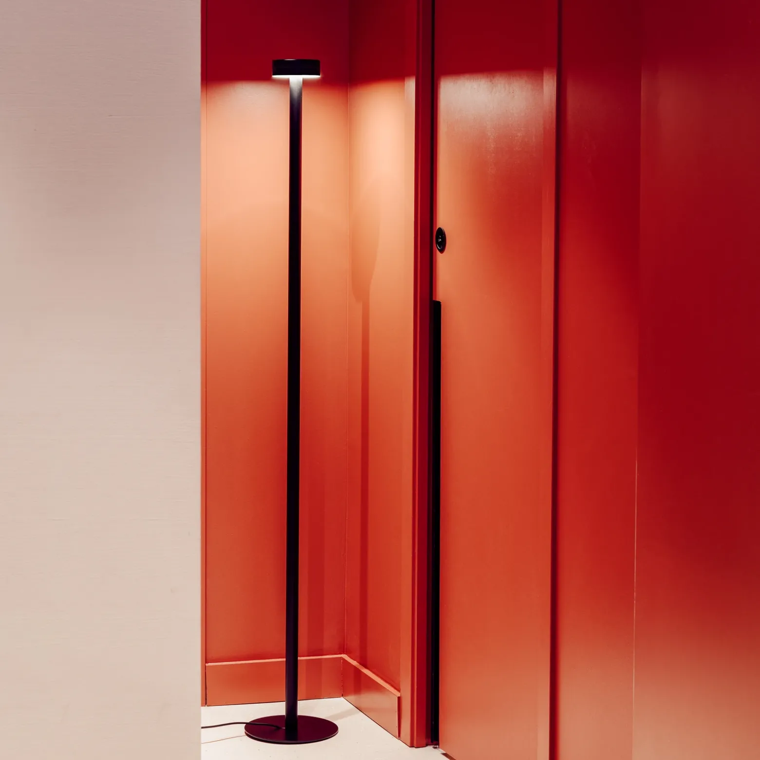 Milan Peak Lane Lámpara de pie LED negra 170 cm