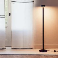 Milan Peak Lane Lámpara de pie LED negra 130 cm