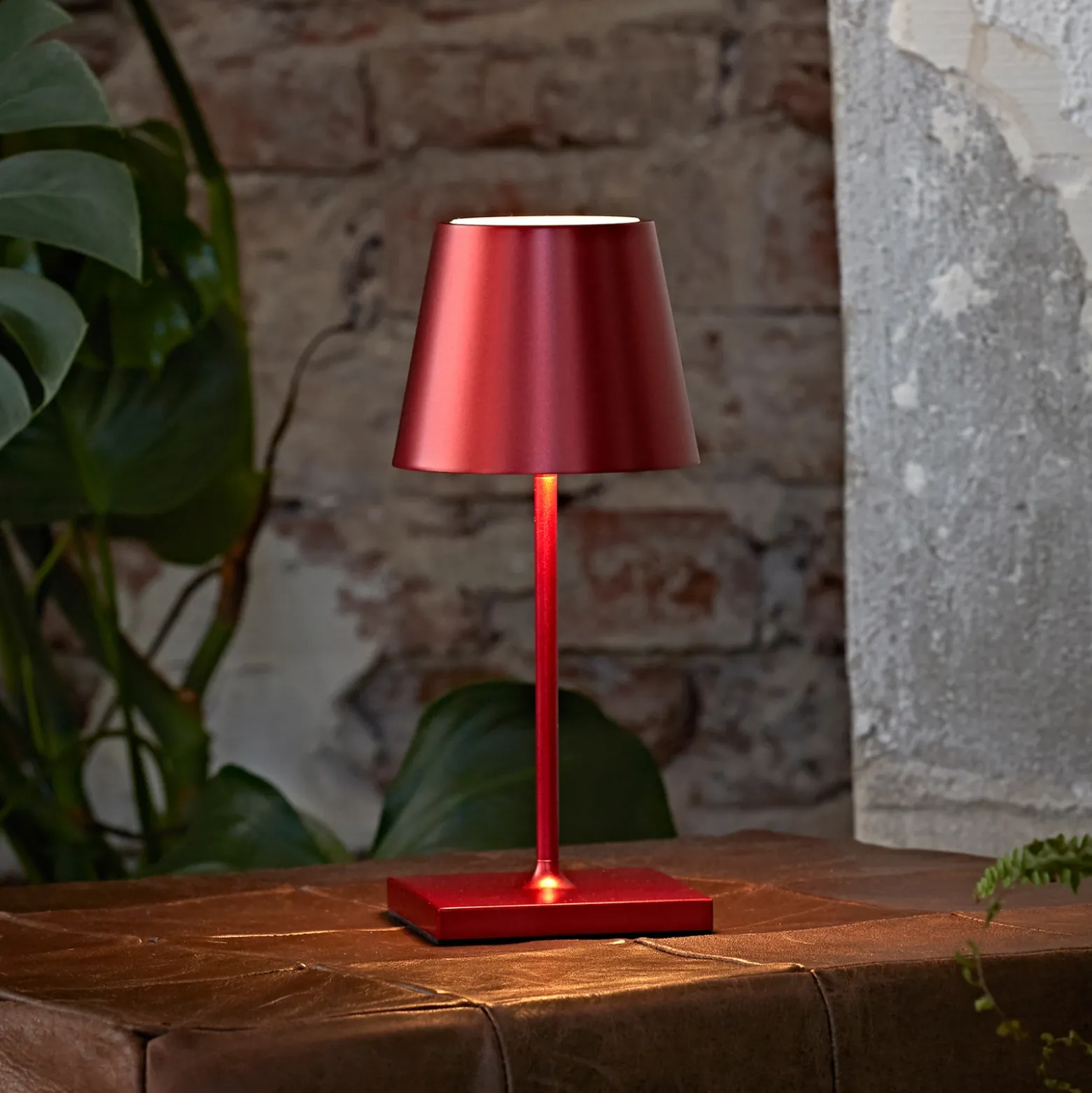 Mini lámpara LED recargable de sobremesa Nuindie, Easy Connect, roja,