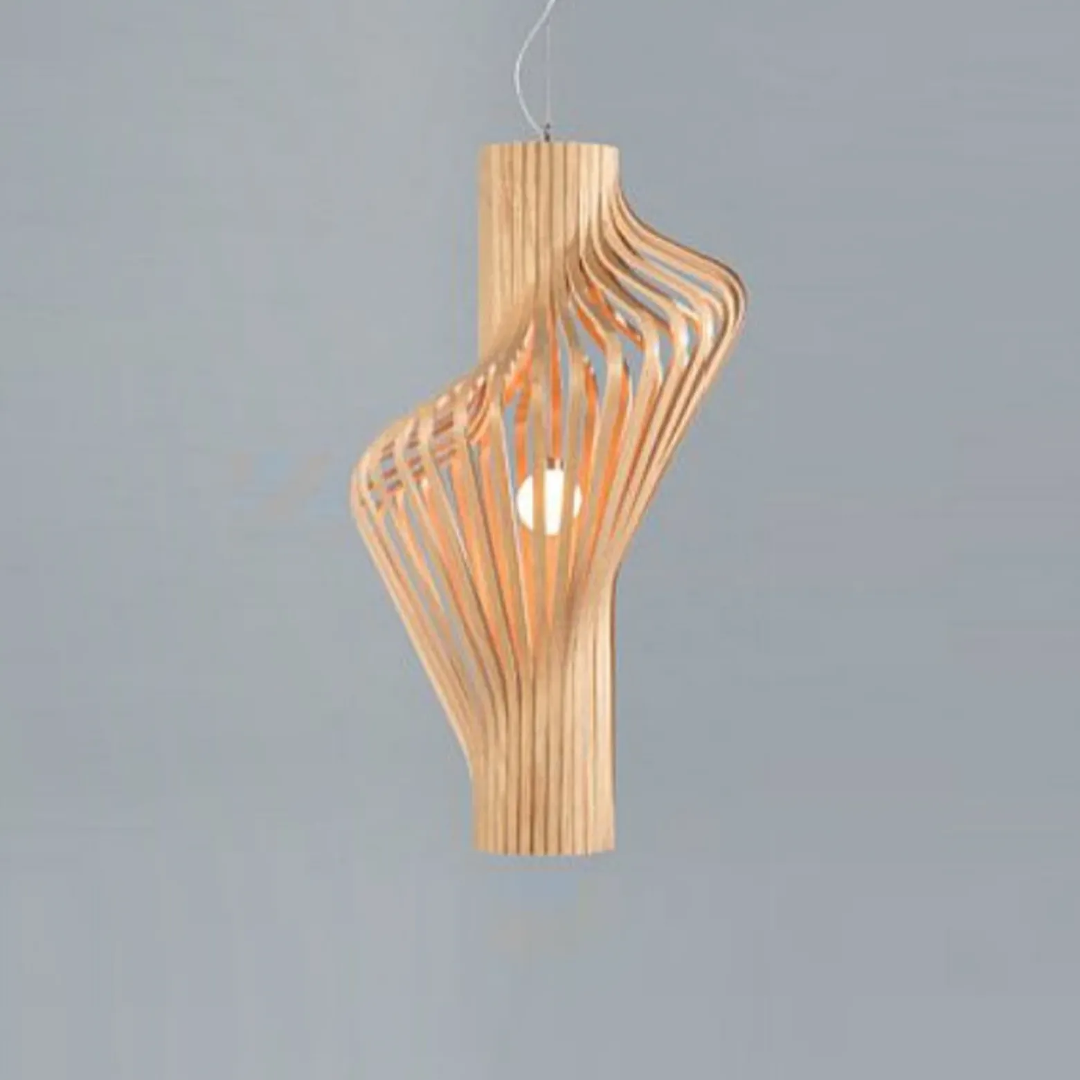 Northern Diva: lámpara colgante de diseño fabricada en roble