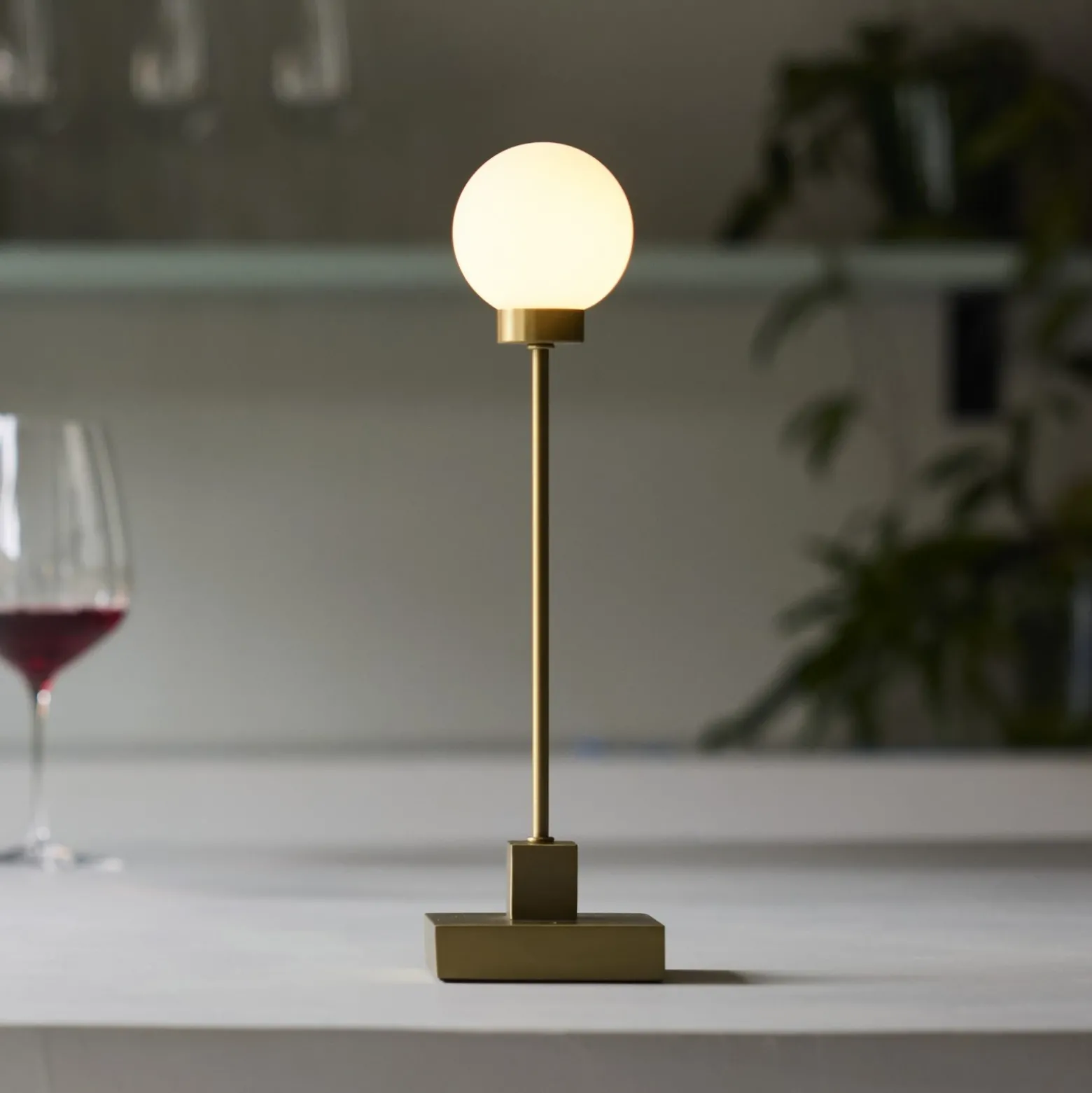 Northern Lámpara de mesa LED recargable Snowball color latón 2700 K