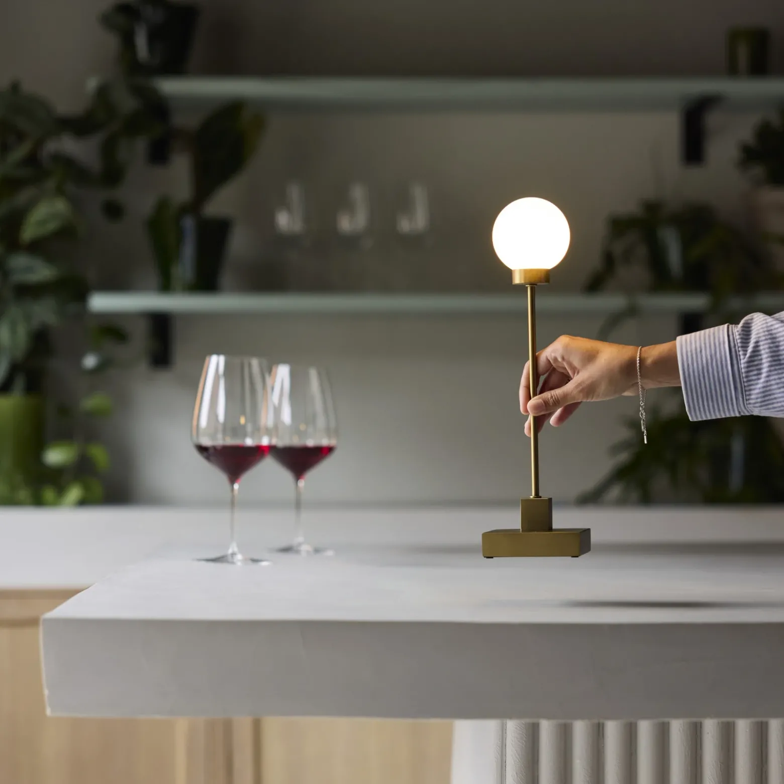 Northern Lámpara de mesa LED recargable Snowball color latón 2700 K