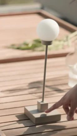 Northern Lámpara de mesa LED recargable Snowball color latón 2700 K