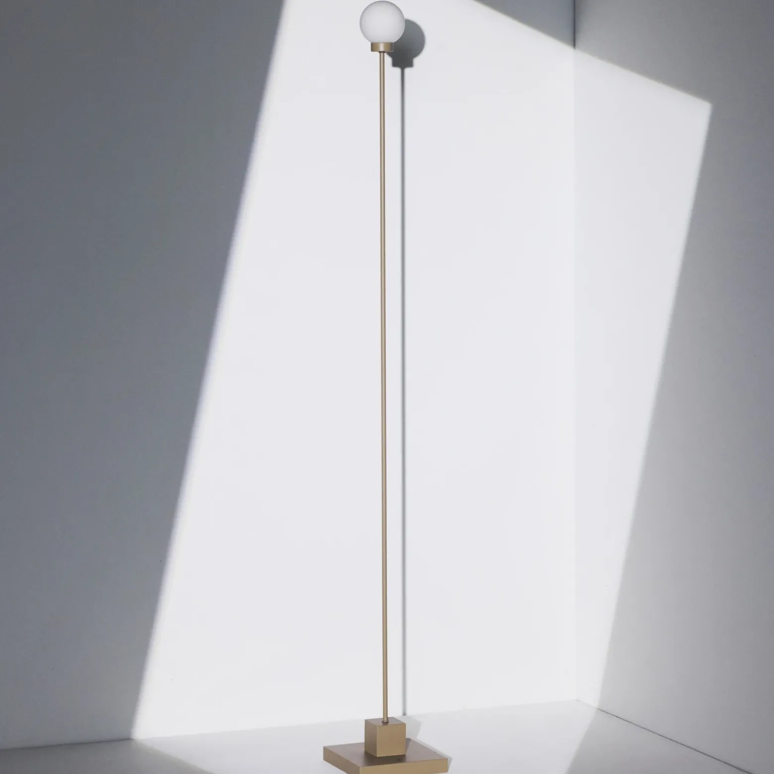 Northern Lámpara de pie LED recargable Snowball, gris beige, 2700 K