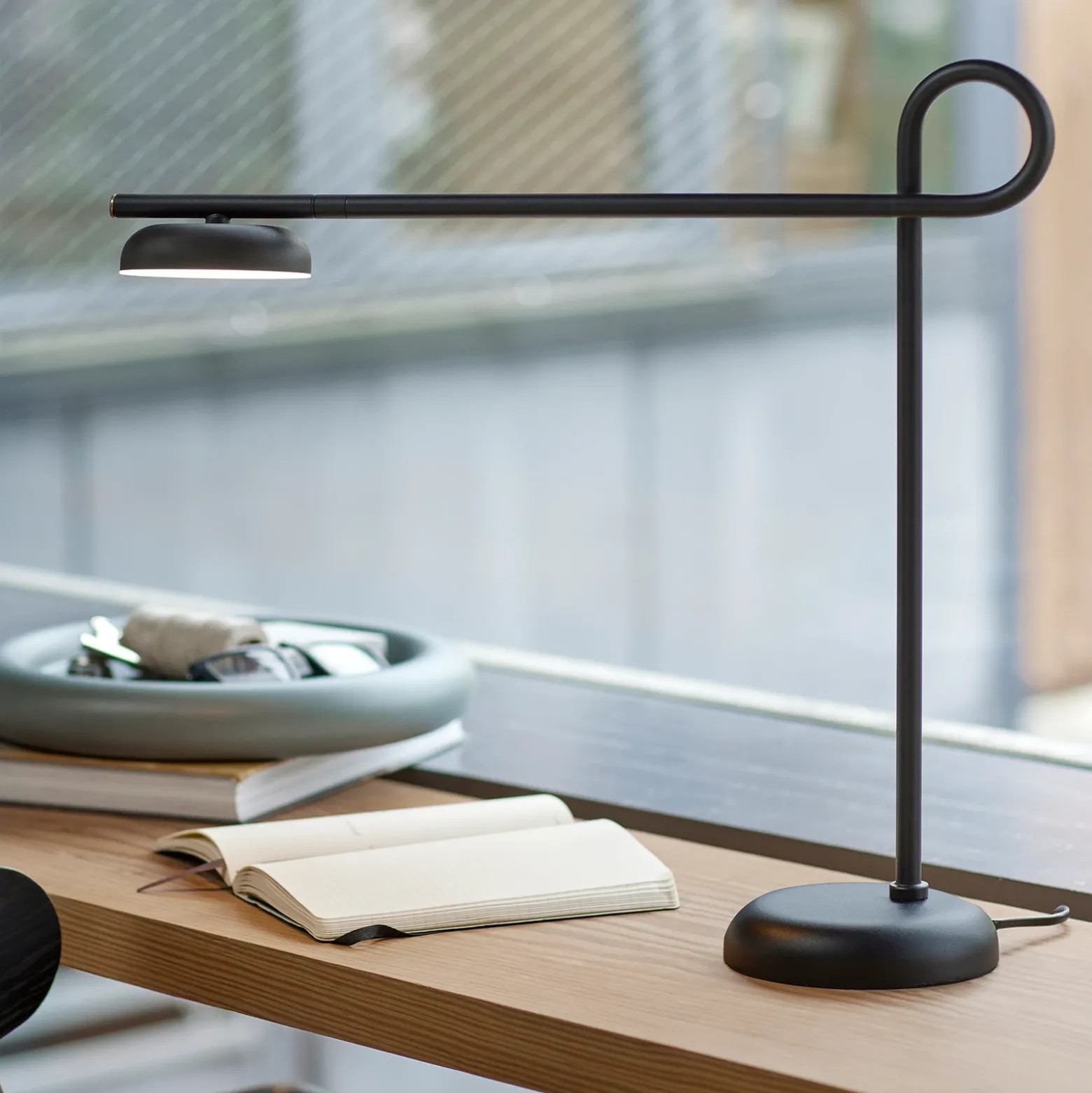 Northern Salto lámpara de mesa LED, negro