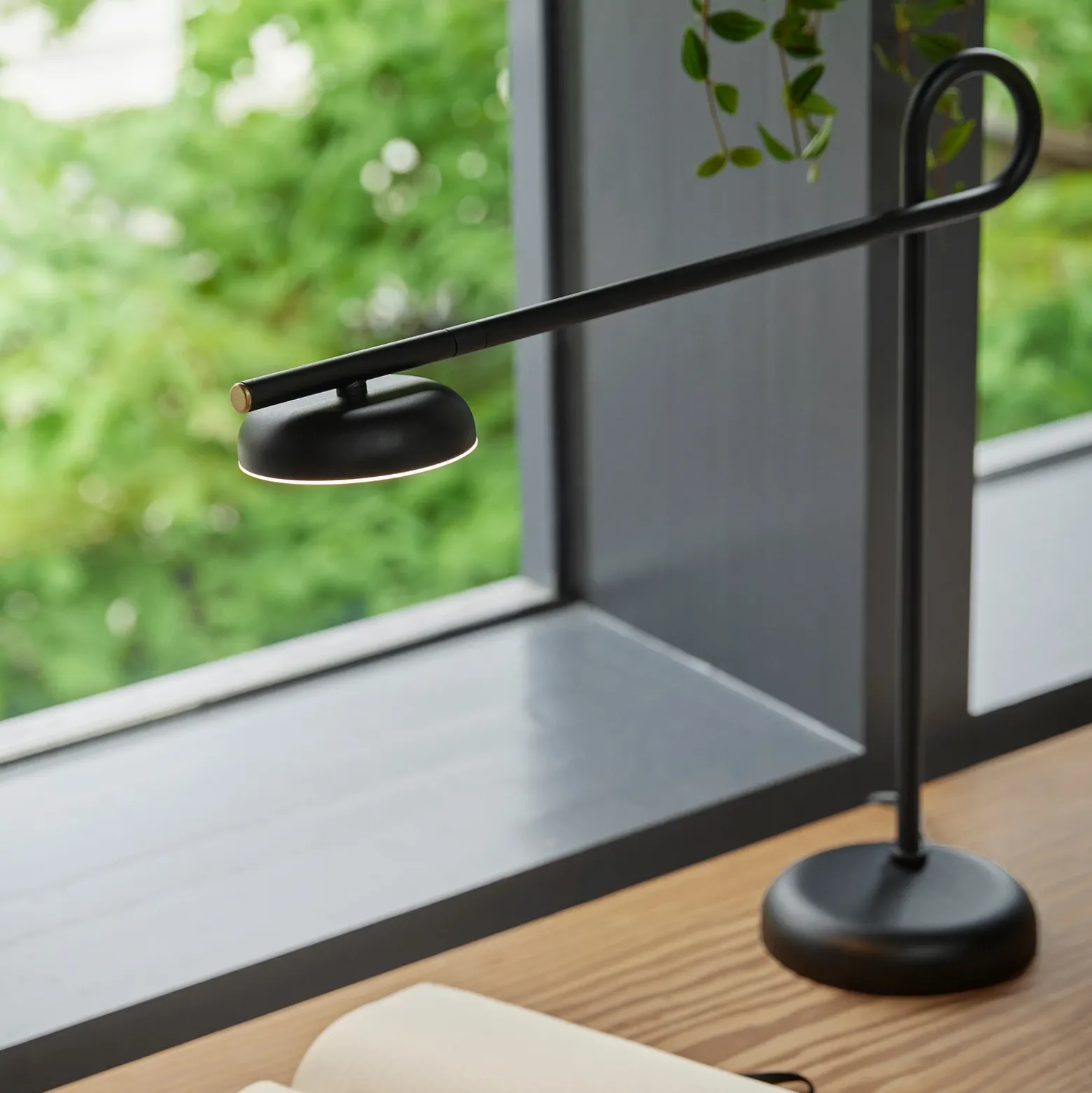Northern Salto lámpara de mesa LED, negro