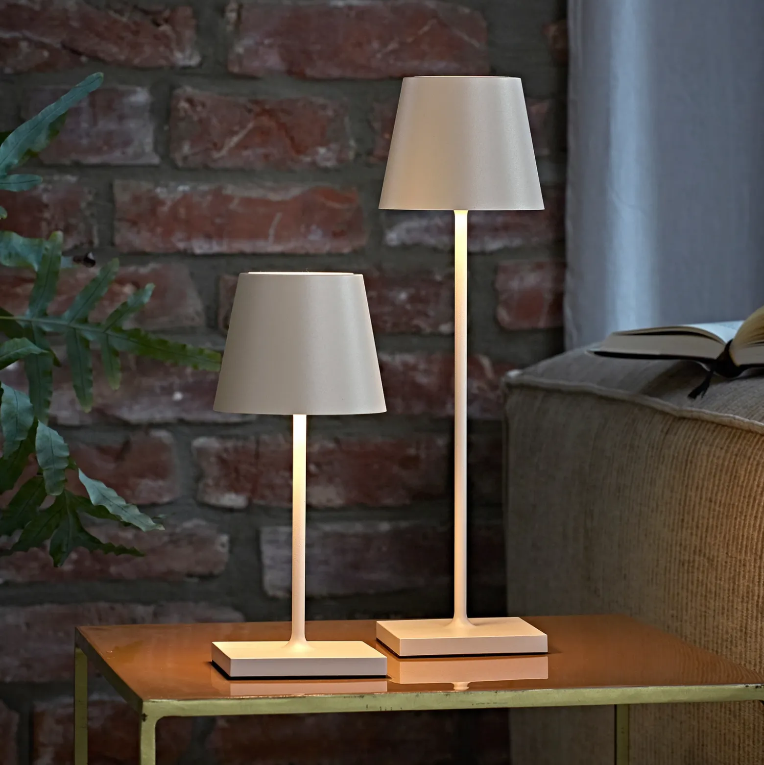 Nuindie mini lámpara de mesa LED recargable, USB-C, beige, IP54, atenuable
