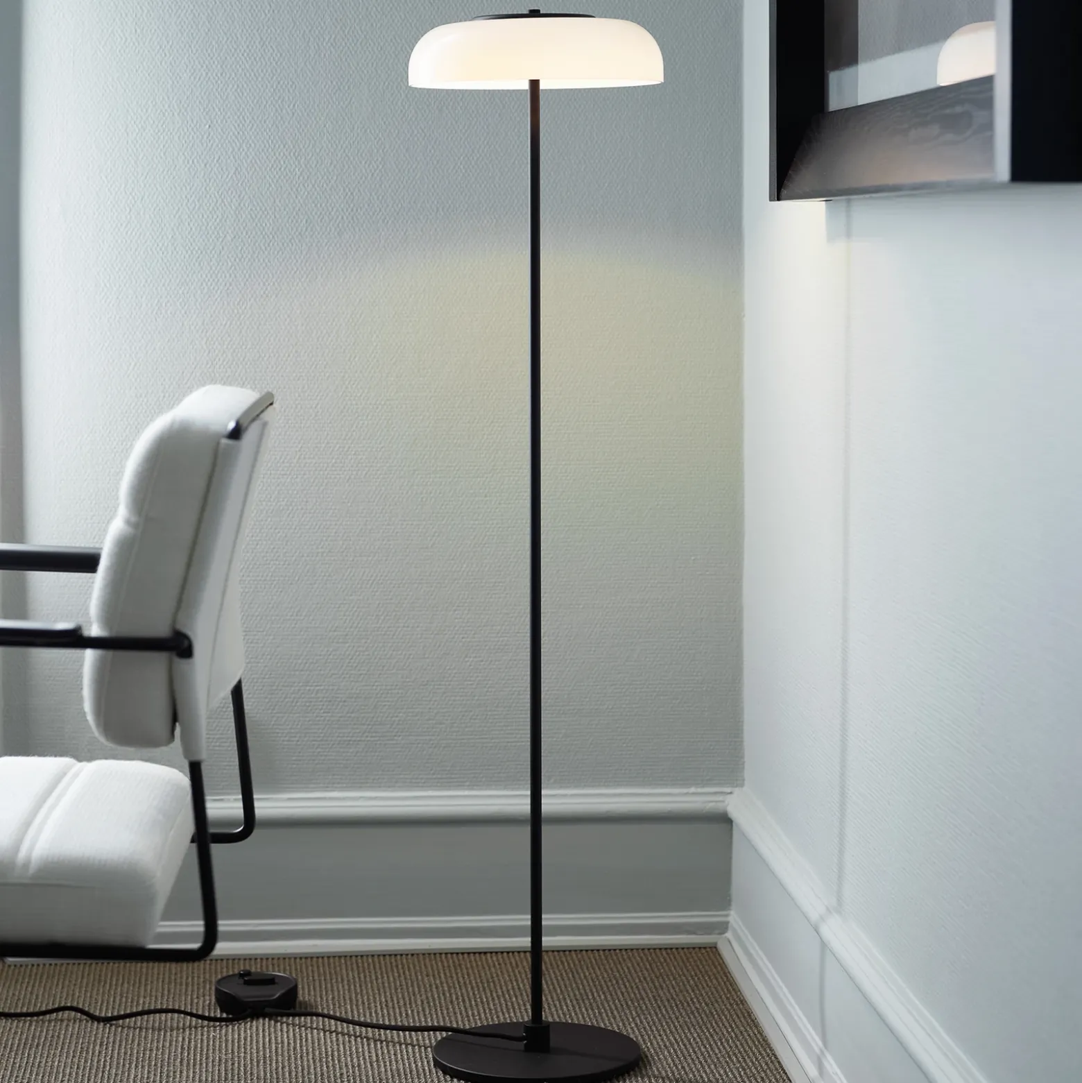 Nuura Blossi Floor Ø 29 de pie LED negro/blanco