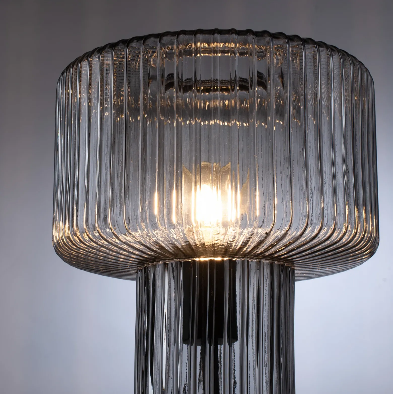 Paul Neuhaus Lámpara de mesa Fungus, color humo, cristal, 34 cm