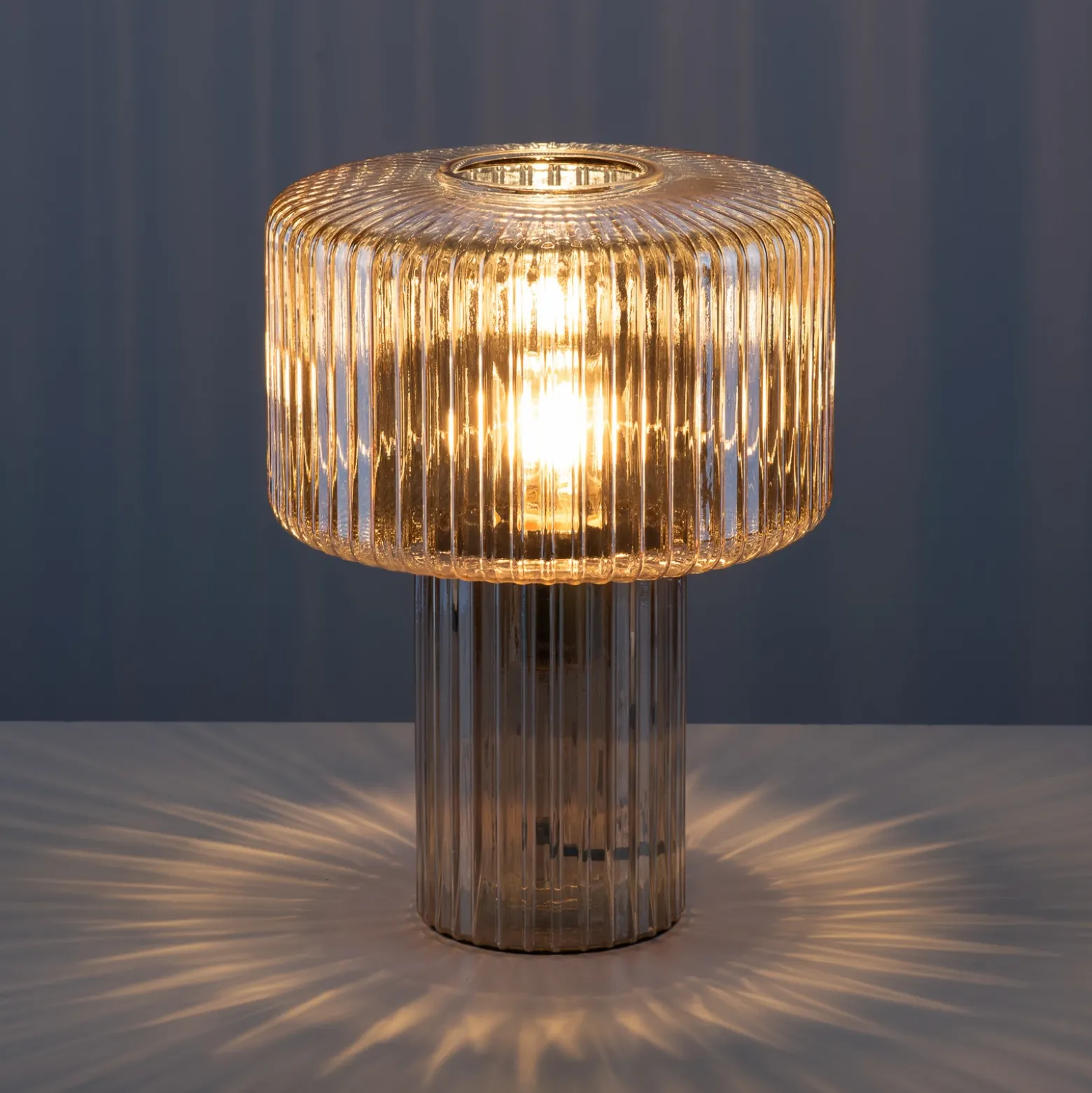 Paul Neuhaus Lámpara de mesa Fungus, ámbar, cristal, 34 cm