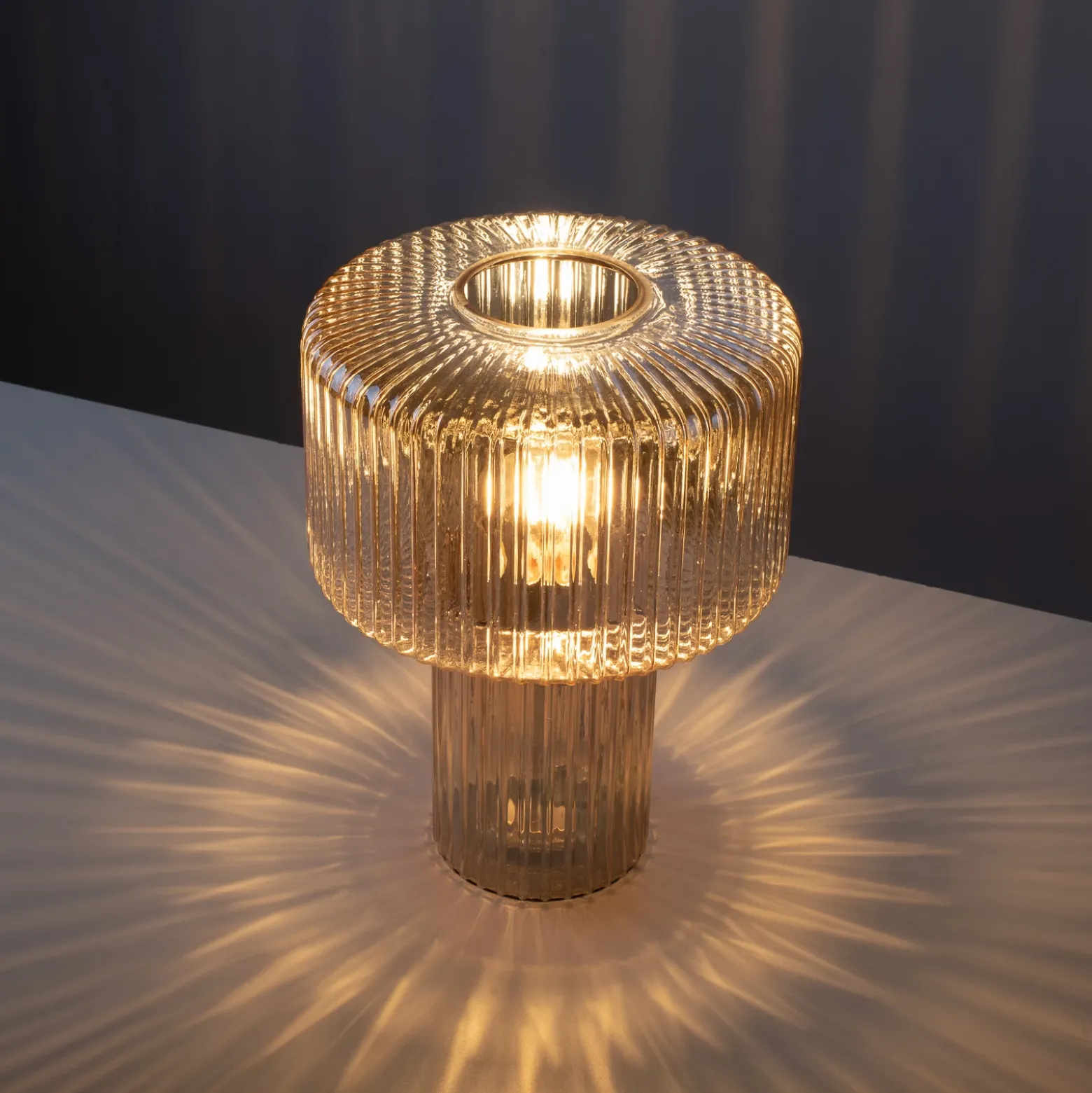 Paul Neuhaus Lámpara de mesa Fungus, ámbar, cristal, 34 cm