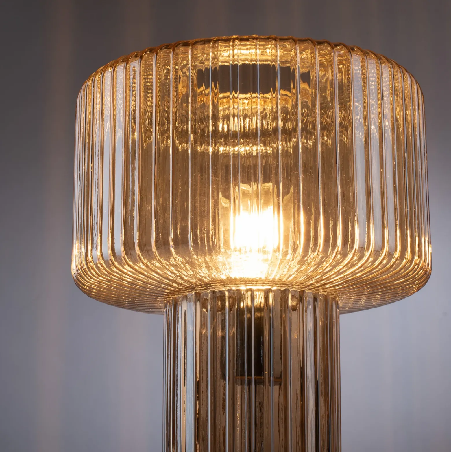 Paul Neuhaus Lámpara de mesa Fungus, ámbar, cristal, 34 cm