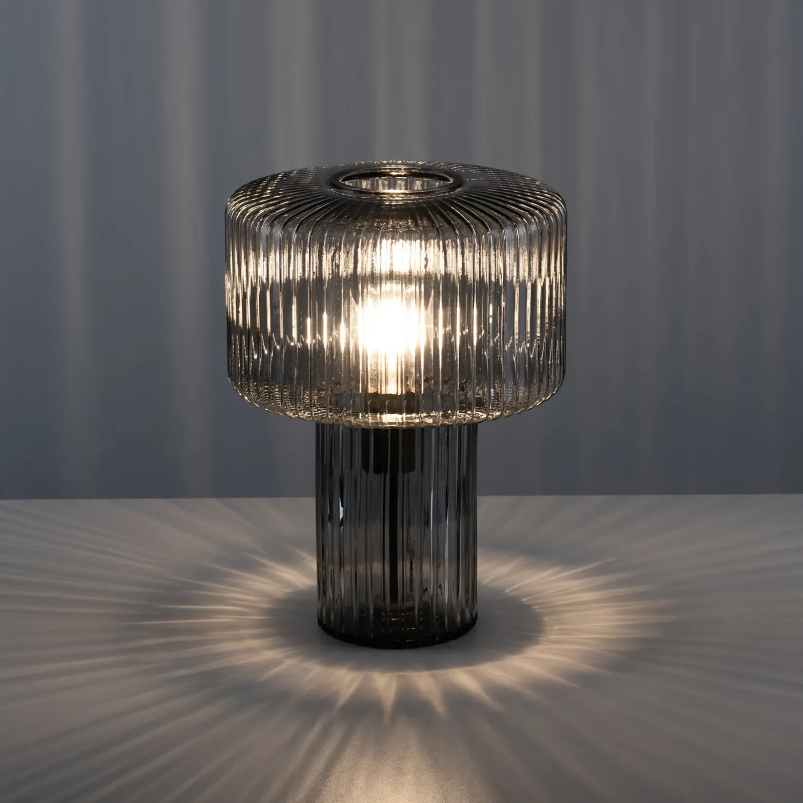 Paul Neuhaus Lámpara de mesa Fungus, color humo, cristal, 34 cm