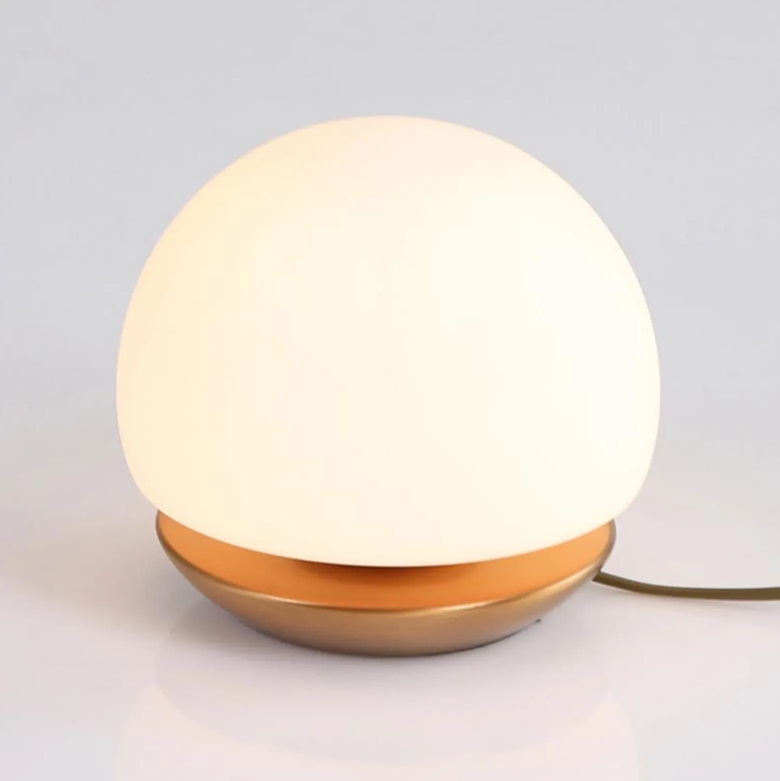 Pequeña lámpara de mesa LED Ancilla, bronce