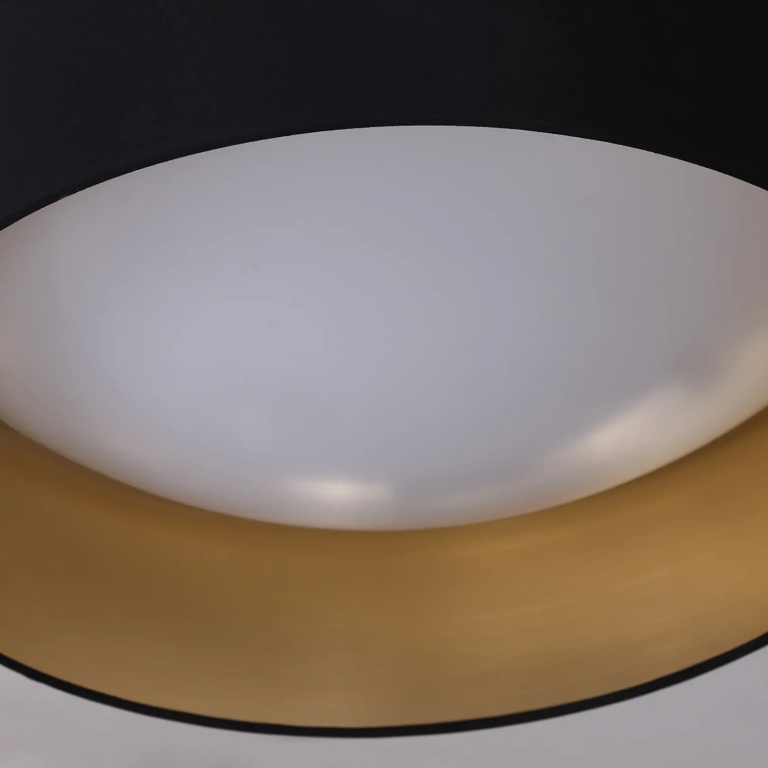 Plafón de tela Coleen negro con interior dorado
