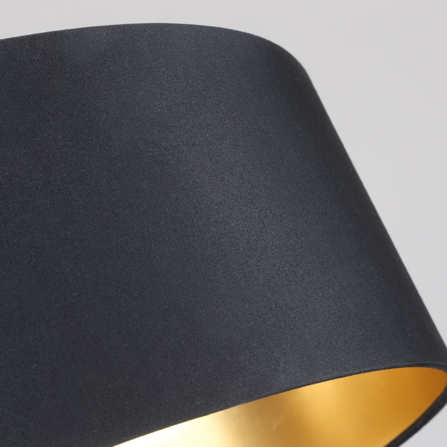 Plafón de tela Coleen negro con interior dorado