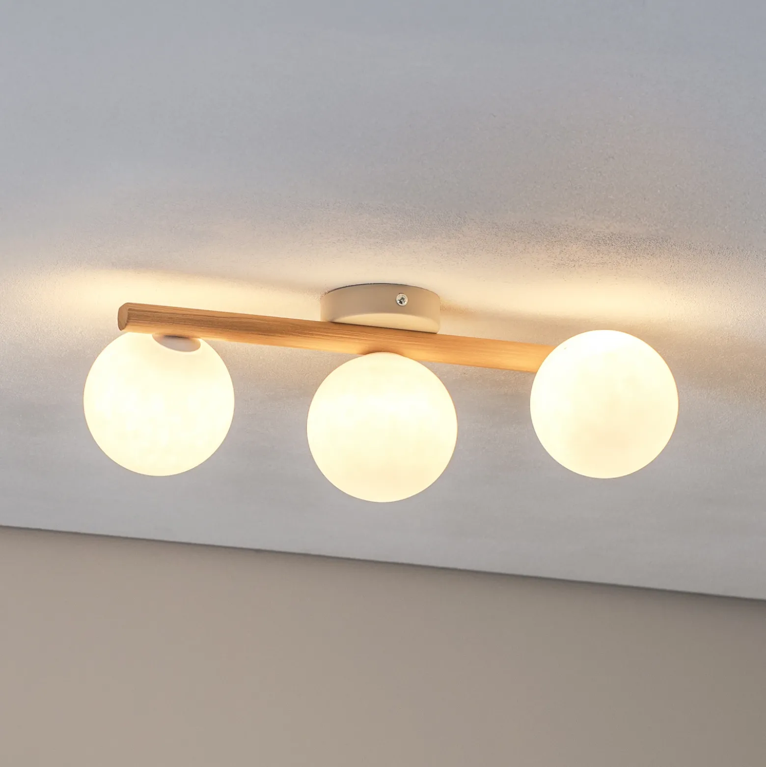 Plafón Estera, cristal opal, madera, 3 luces