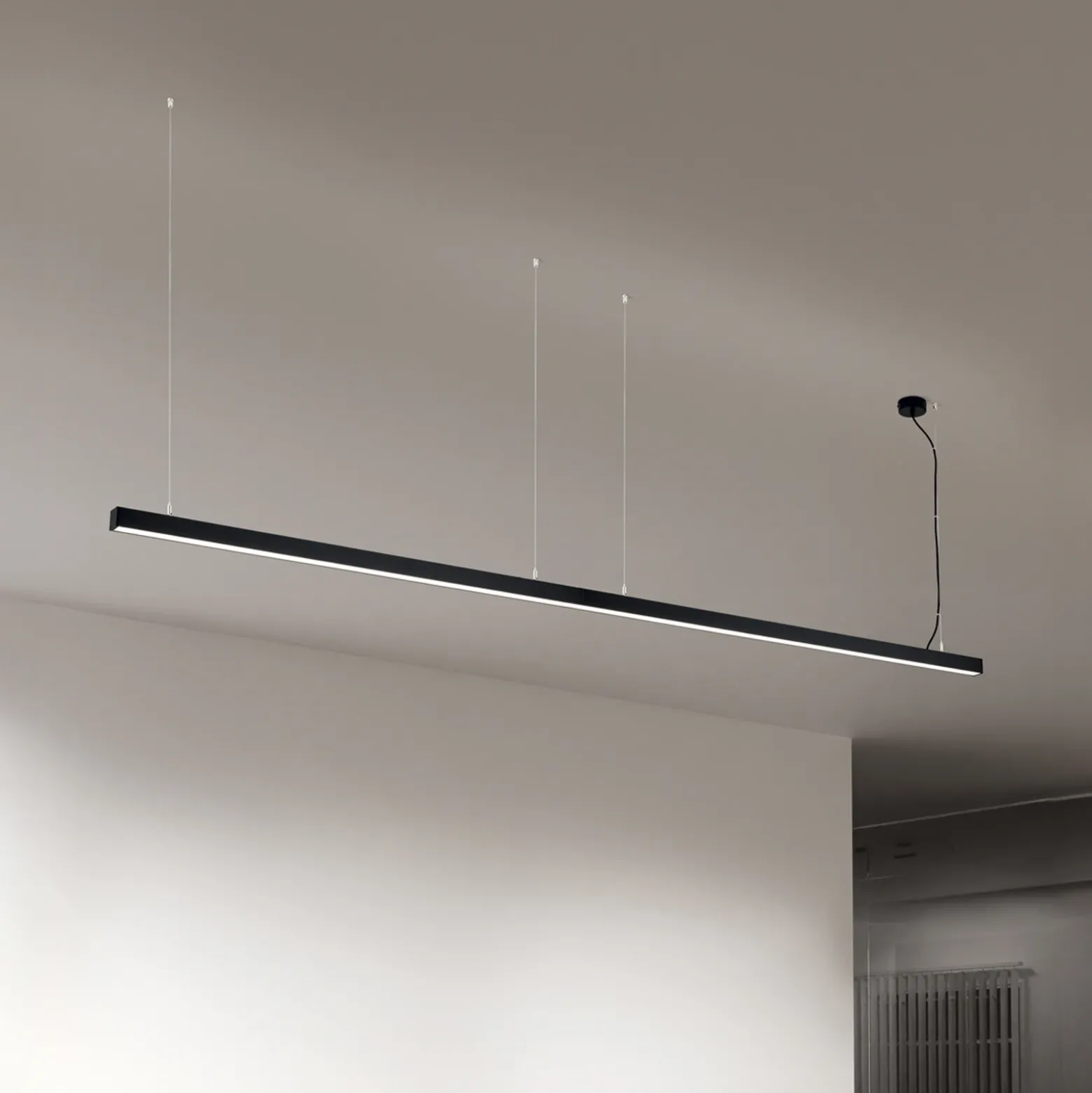Plafón LED Bounce, negro, longitud 113 cm, CCT, aluminio