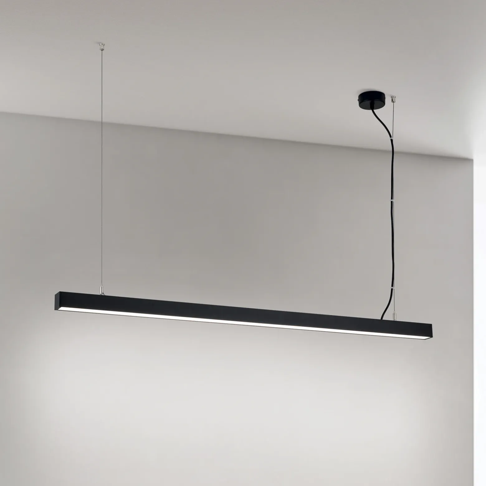 Plafón LED Bounce, negro, longitud 113 cm, CCT, aluminio