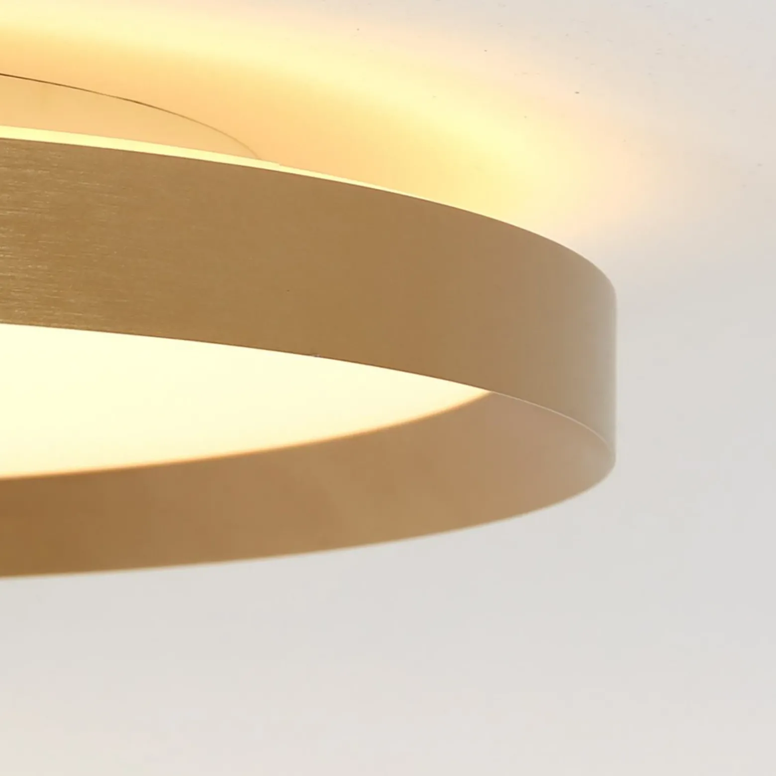 Plafón LED Flady, color dorado, Ø 50 cm directo/indirecto