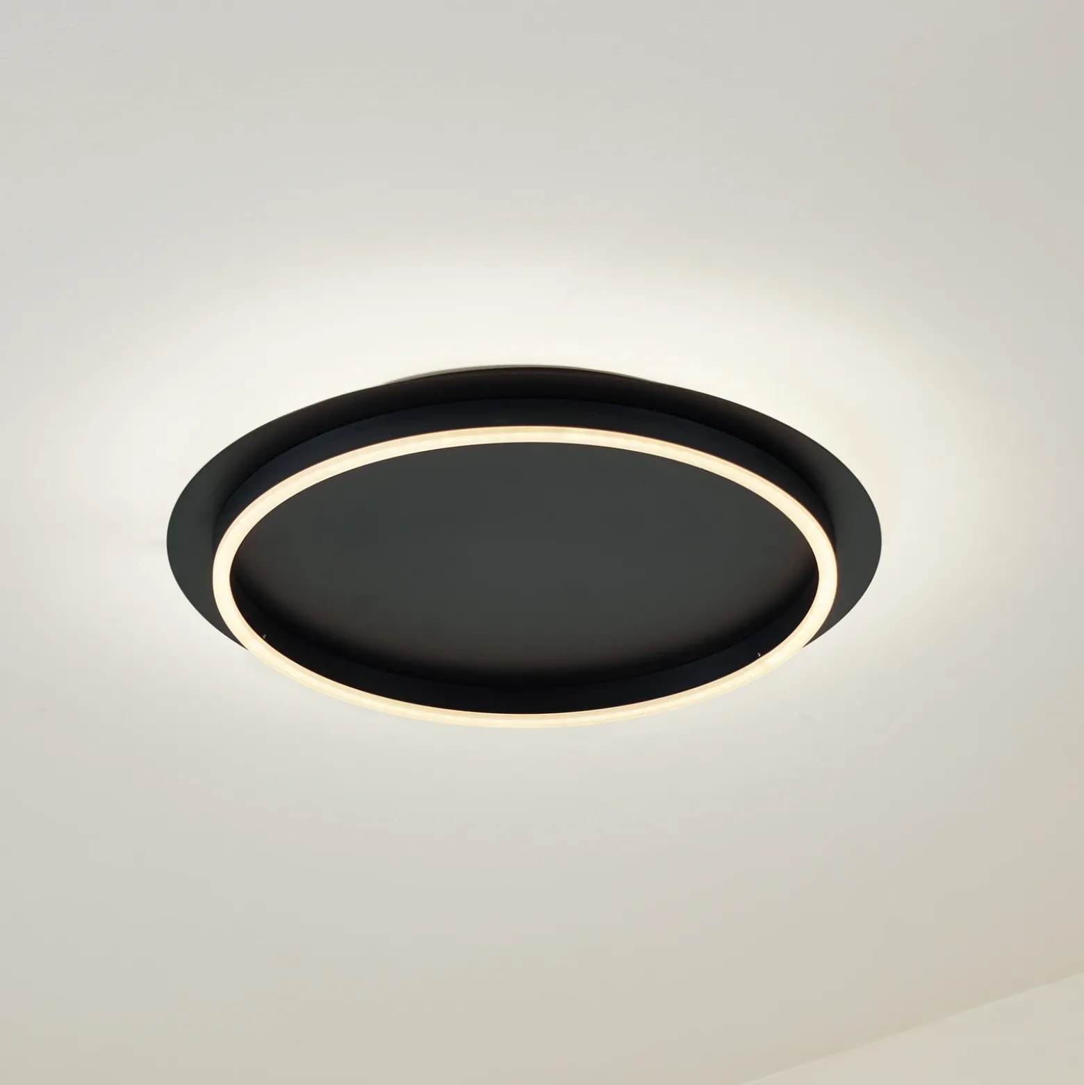 Plafón LED Kunis de Lindby, negro, plástico, Ø 46 cm