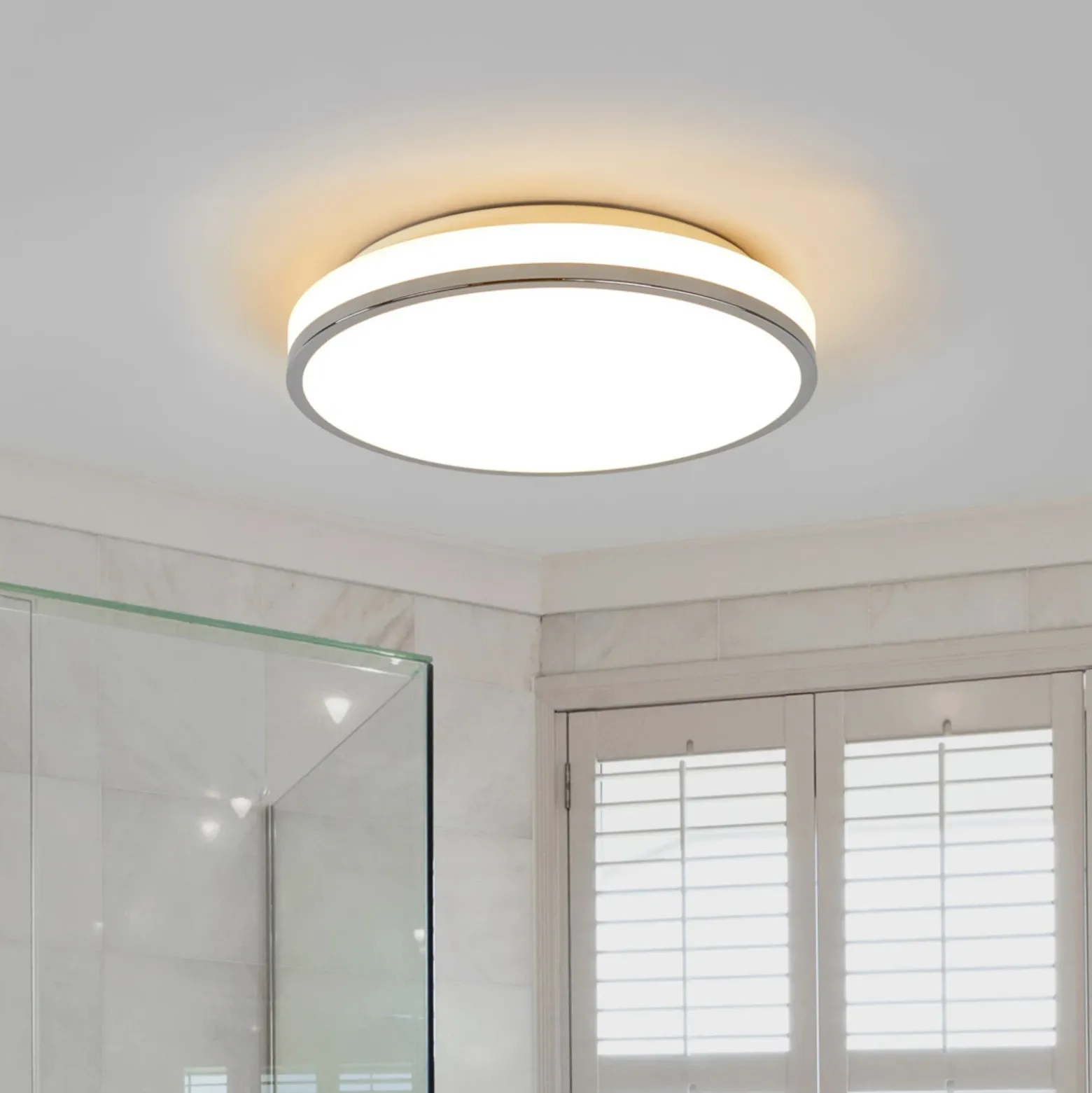 Plafón LED Lindby Lyss, Ø 34 cm, color cromado, IP44