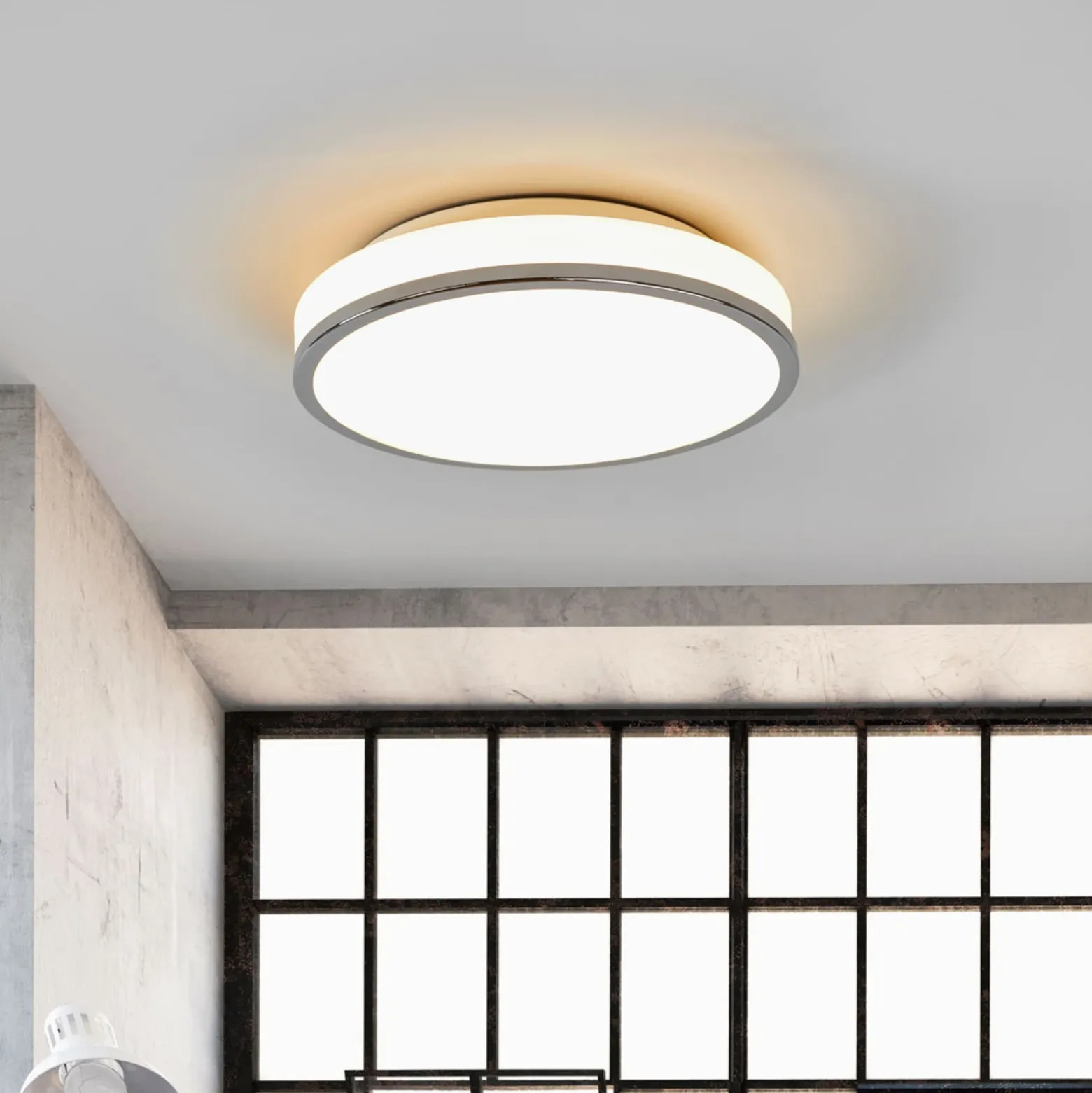 Plafón LED Lindby Lyss, Ø 28 cm, color cromado, IP44
