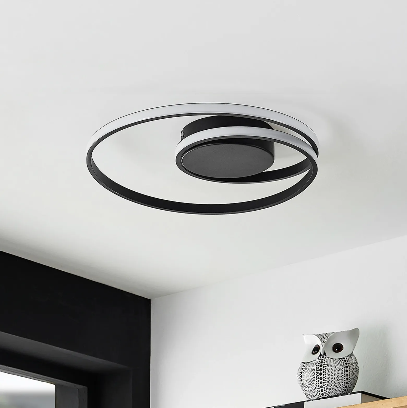 Plafón LED Lindby Youna, negro, aluminio, 39 cm, atenuable