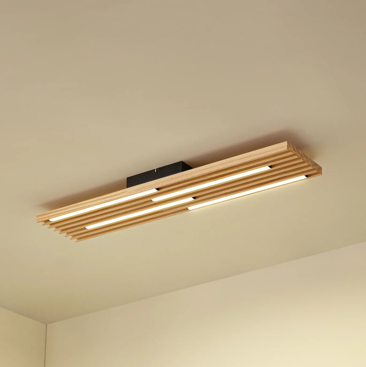 Plafón LED Madero de Lindby, madera de pino, 90 cm x 20 cm