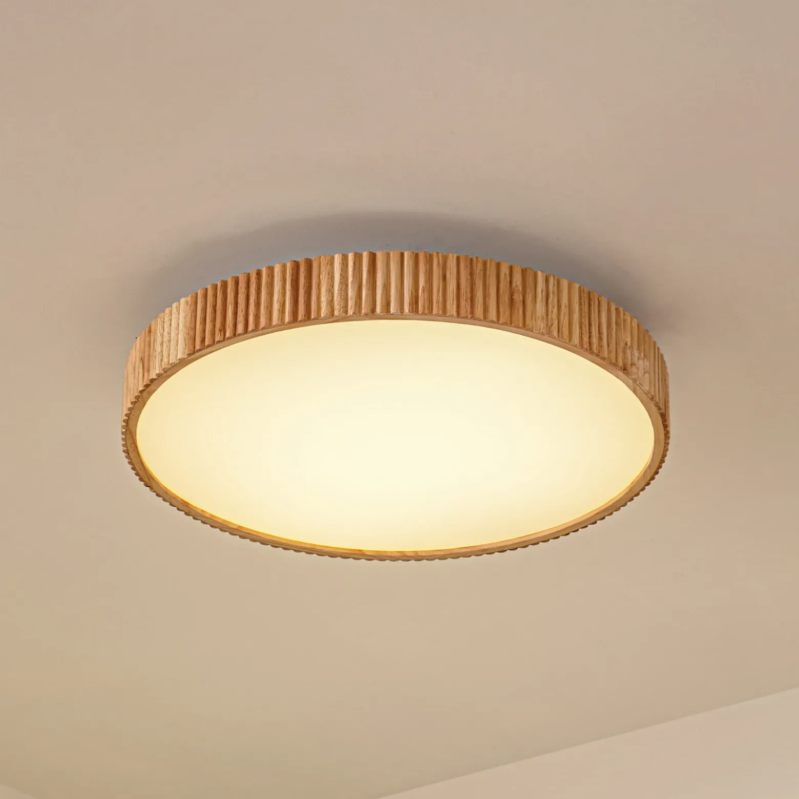 plafón LED Velua de Lindby, blanco/madera clara, CCT, Ø 50 cm