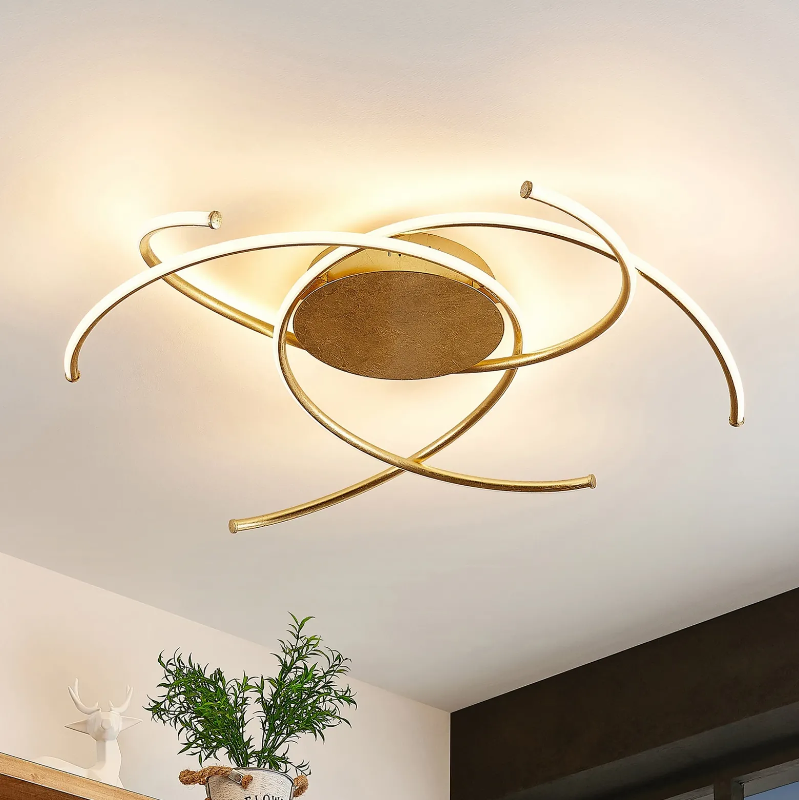 Plafón LED Yareli de Lindby, dorado, metal, Ø 70 cm