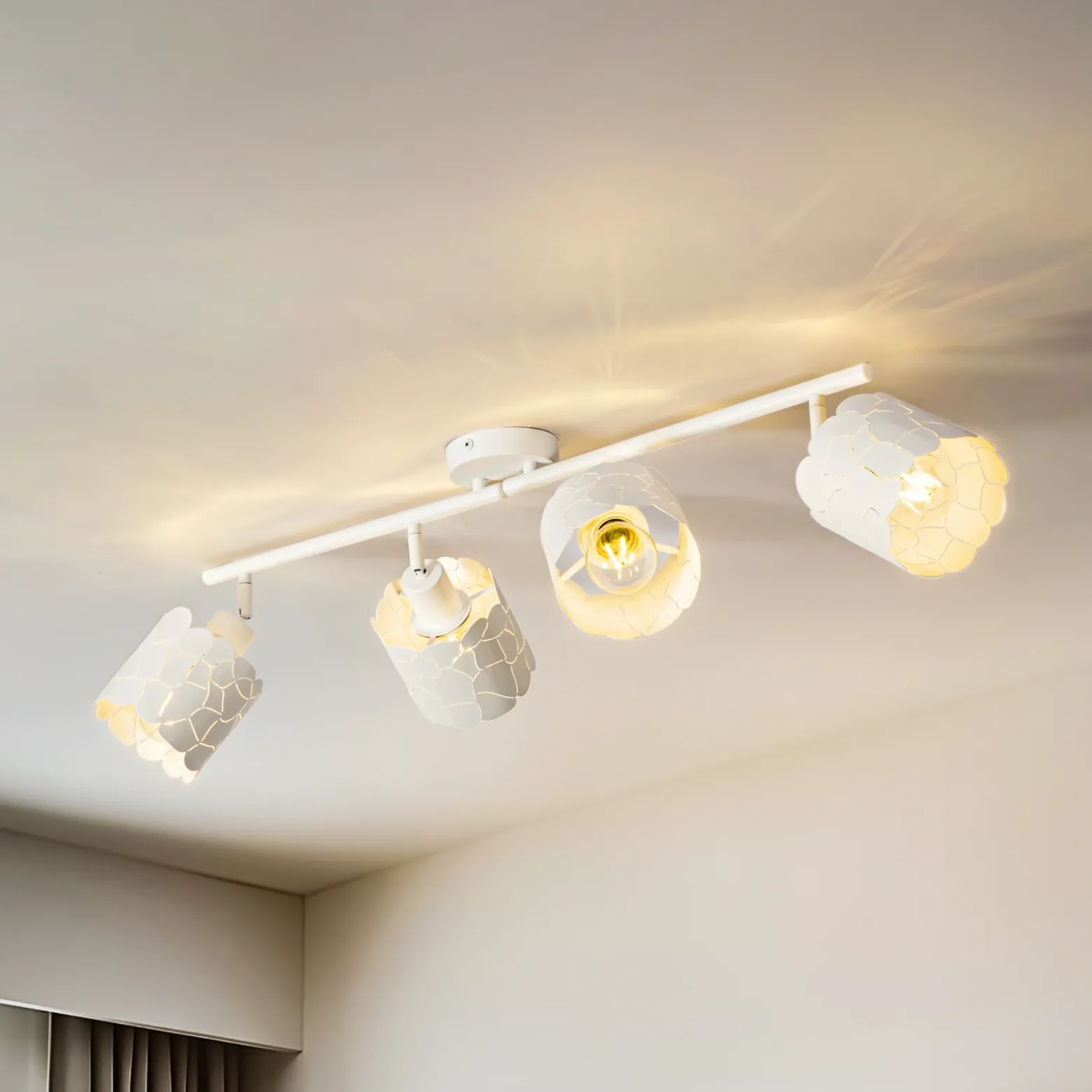 Plafón Lindby Aralena, blanco, 4 luces, longitud 97 cm