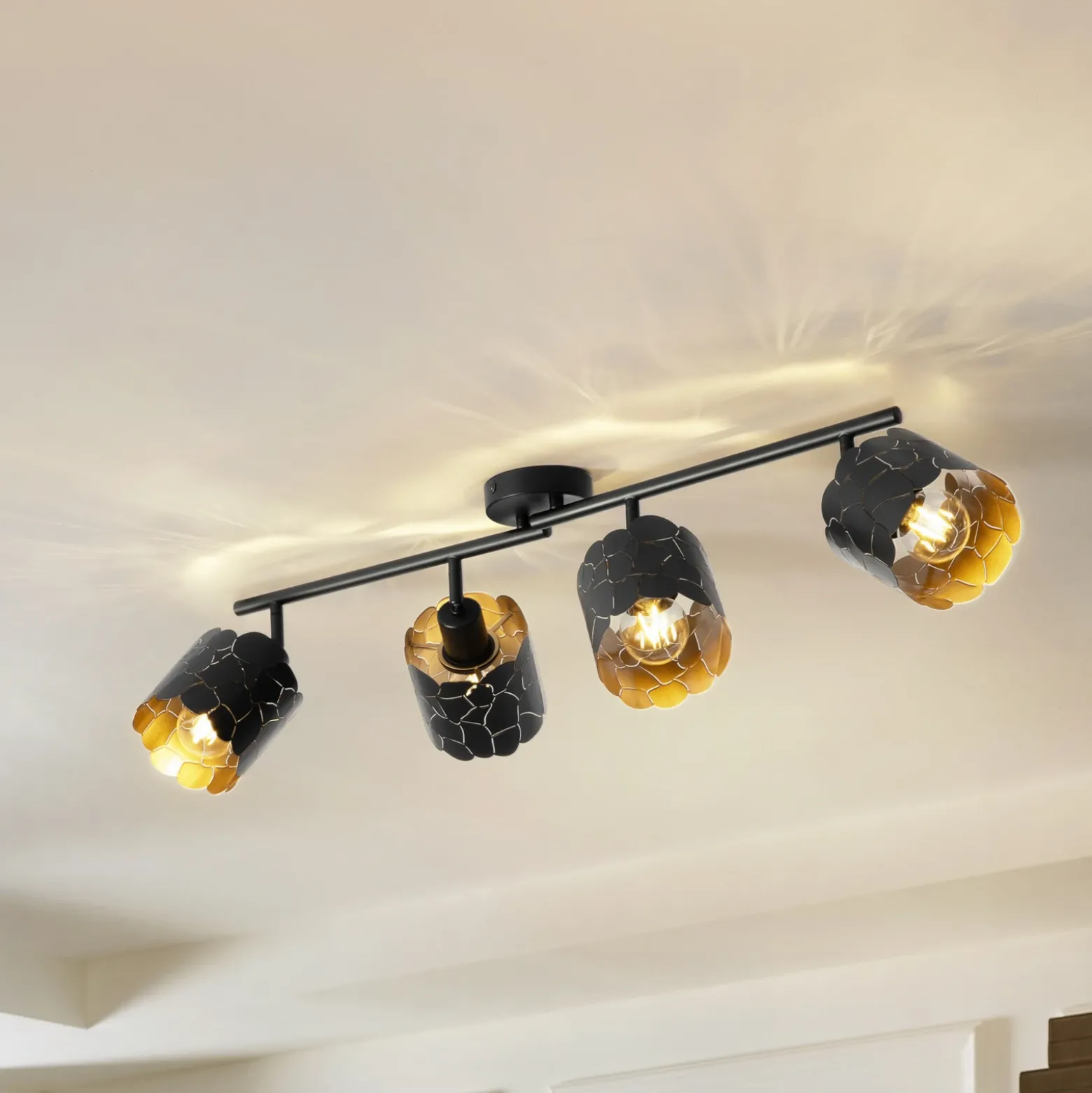 Plafón Lindby Aralena, negro/oro, 4 luces, longitud 97cm