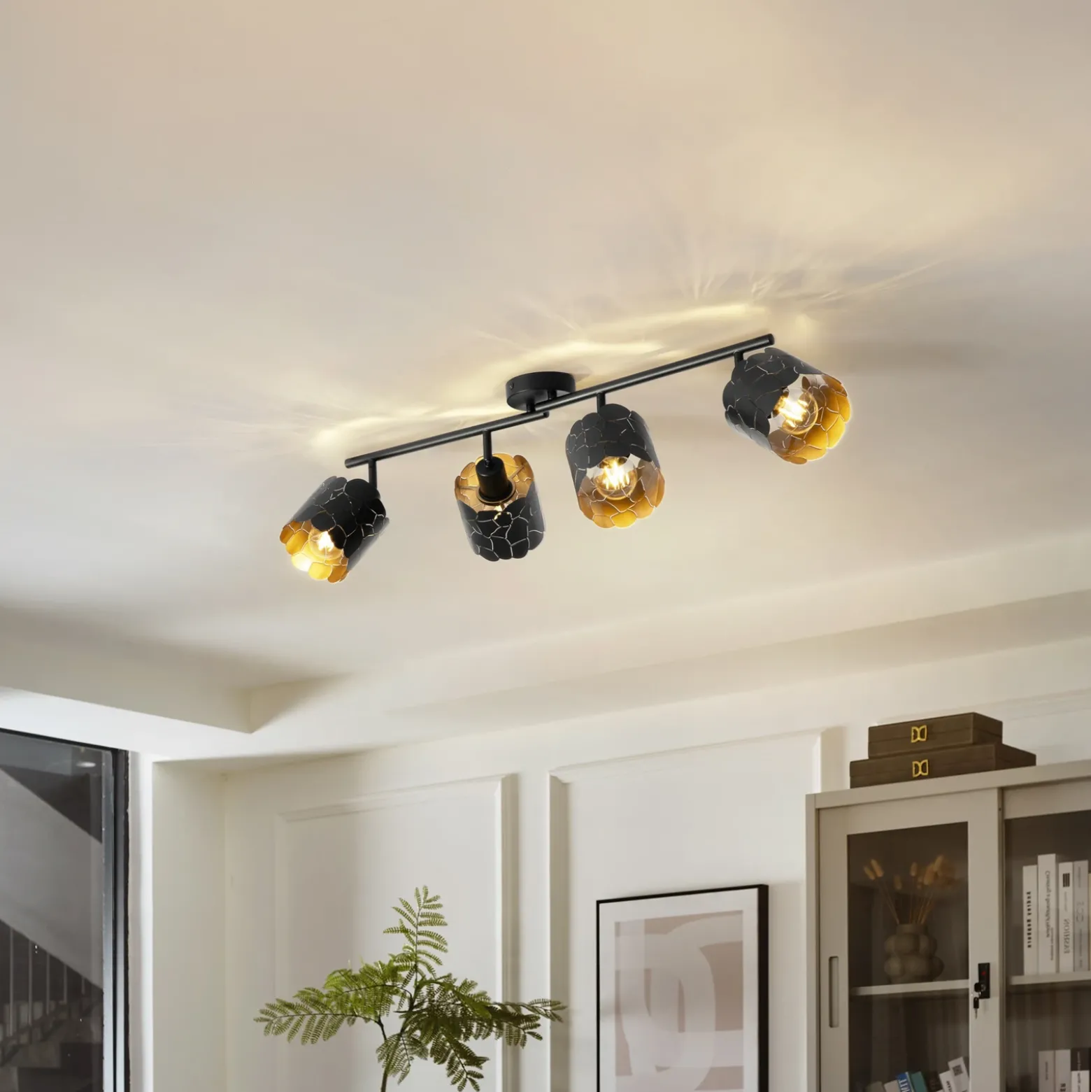 Plafón Lindby Aralena, negro/oro, 4 luces, longitud 97cm