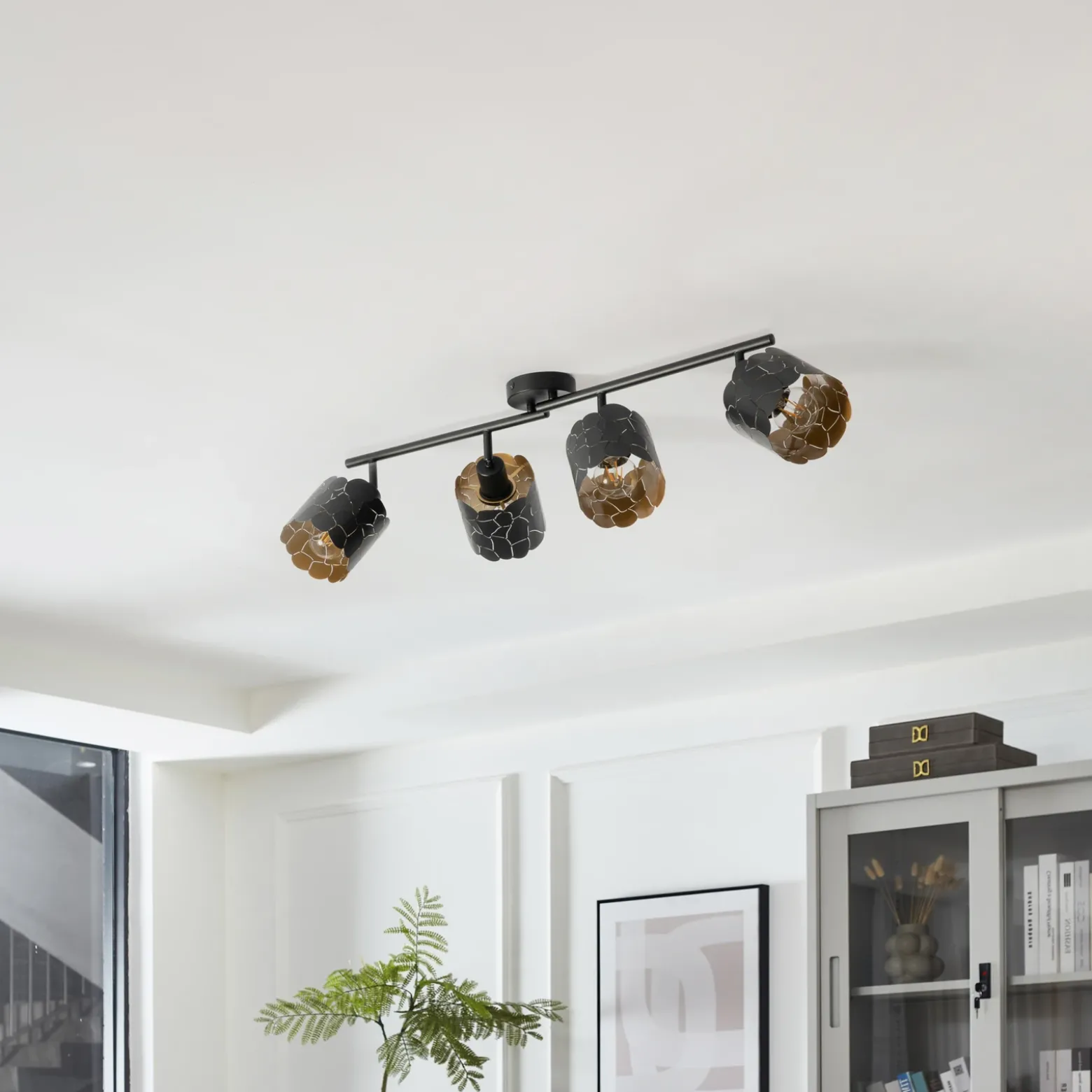 Plafón Lindby Aralena, negro/oro, 4 luces, longitud 97cm