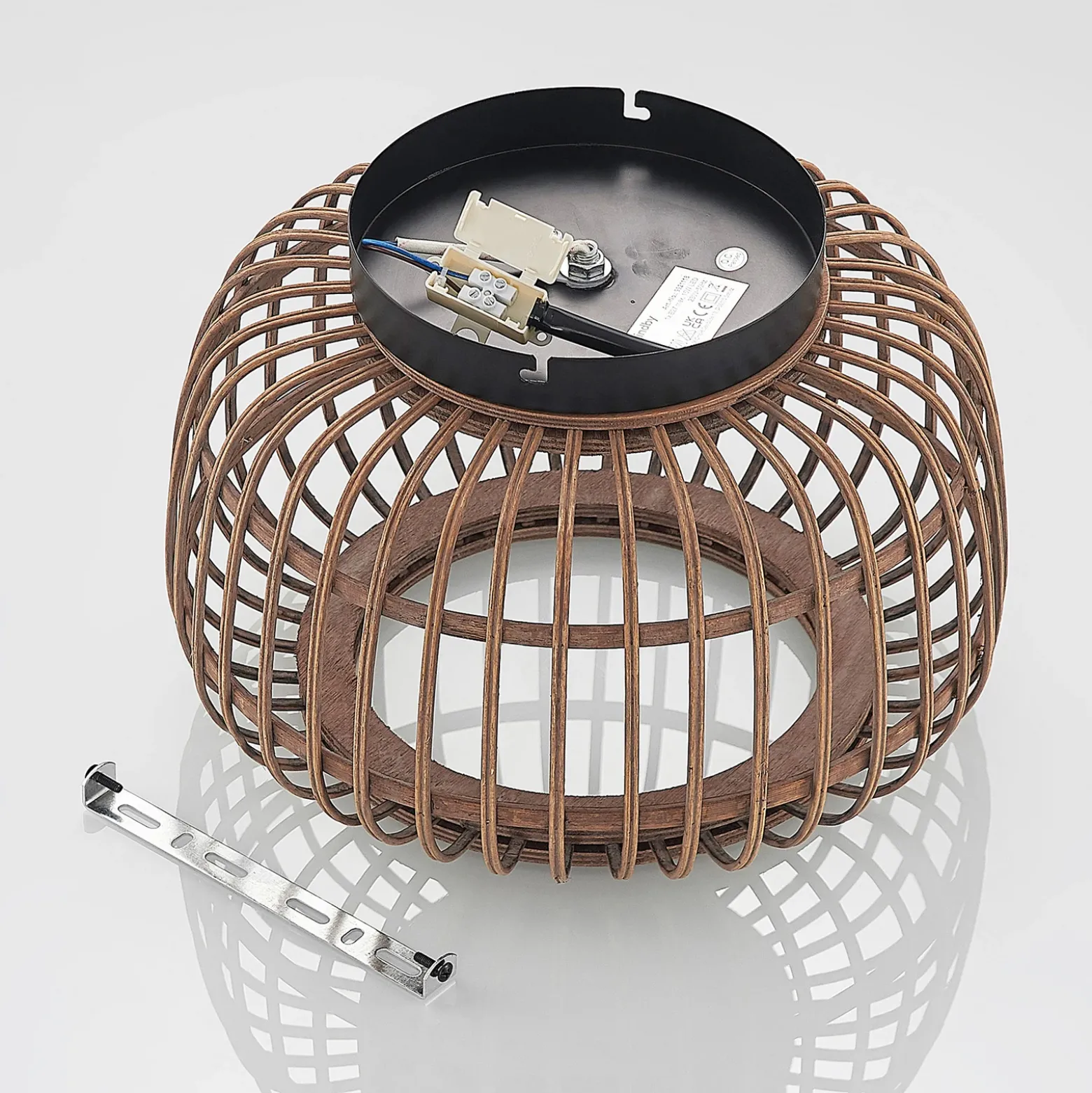 Plafón Lindby Bominio, Ø 33 cm, ratán, madera, E27