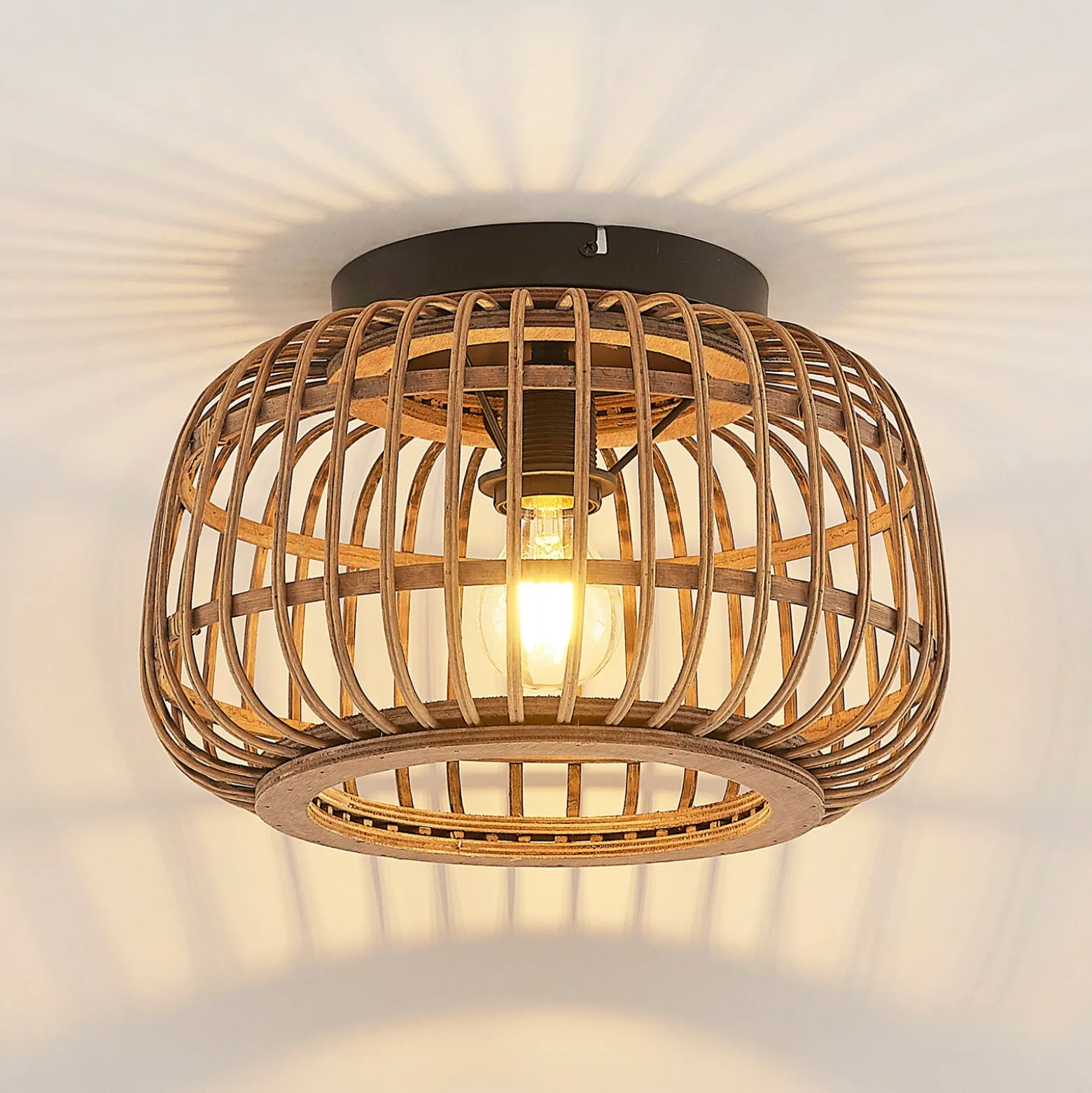 Plafón Lindby Bominio, Ø 33 cm, ratán, madera, E27
