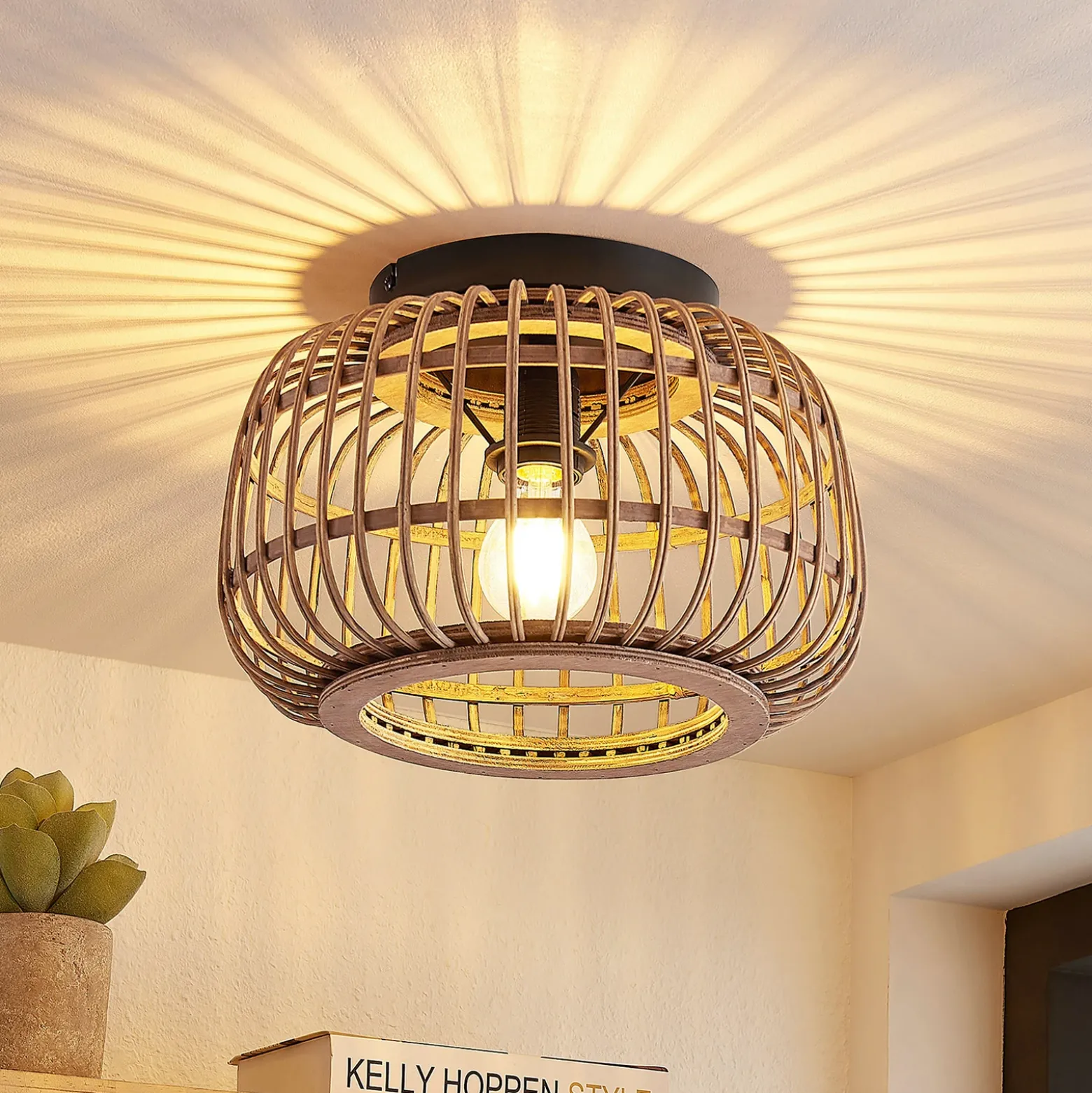 Plafón Lindby Bominio, Ø 33 cm, ratán, madera, E27