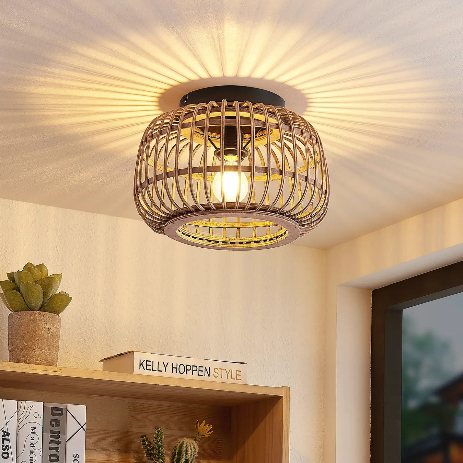 Plafón Lindby Bominio, Ø 33 cm, ratán, madera, E27