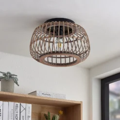 Plafón Lindby Bominio, Ø 40 cm, ratán, madera, E27