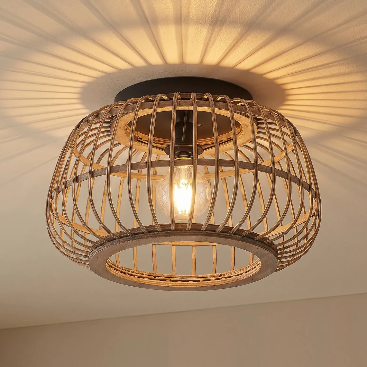Plafón Lindby Bominio, Ø 40 cm, ratán, madera, E27