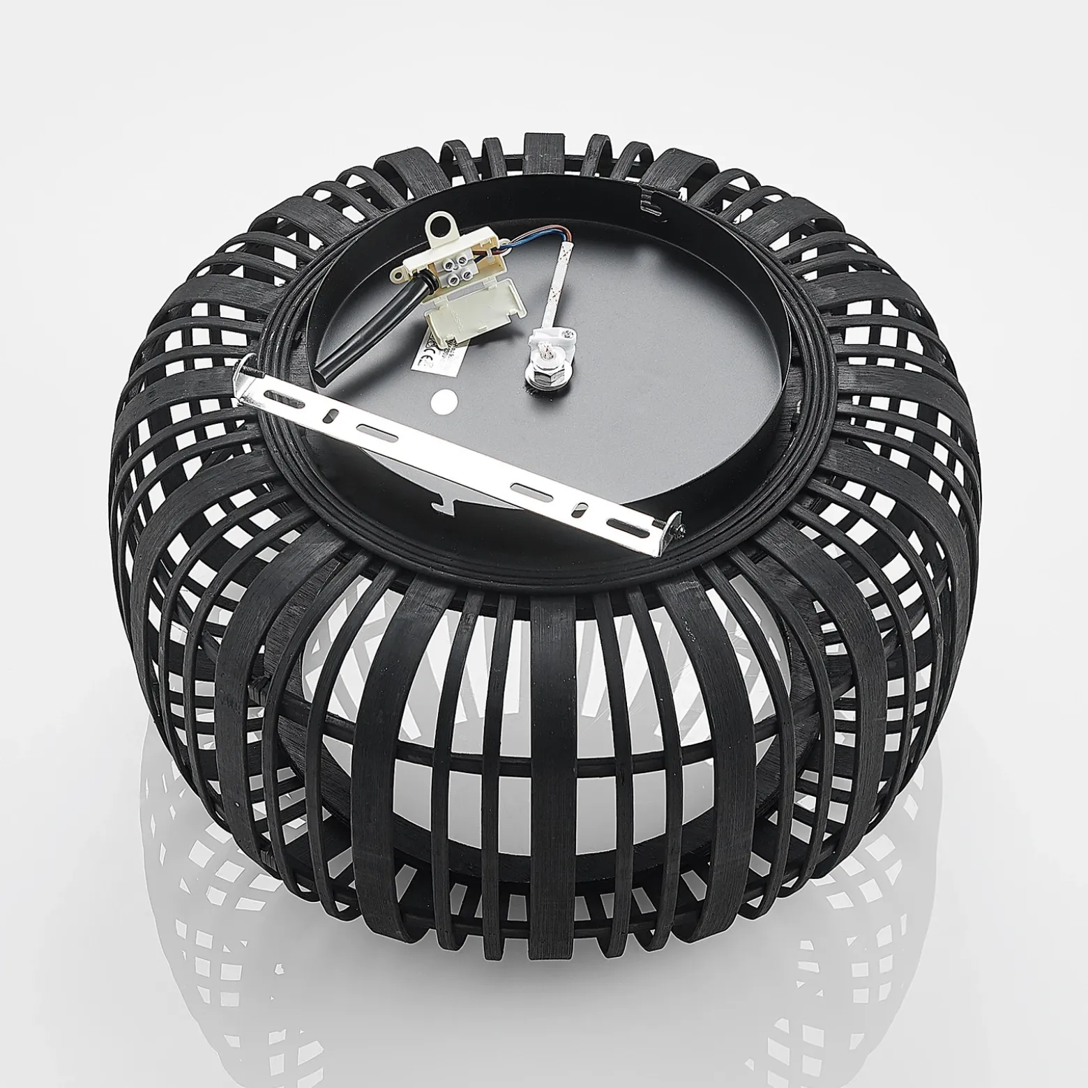 Plafón Lindby Canyana, negro, ratán, Ø 40 cm