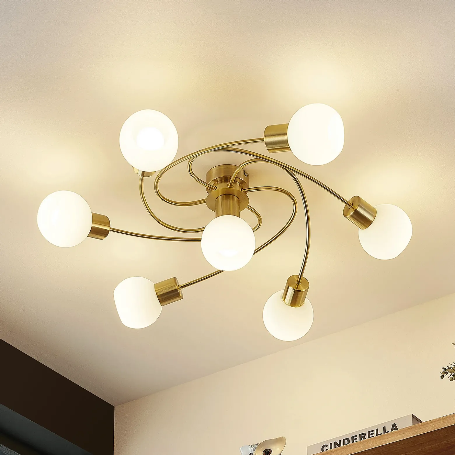 Plafón Lindby Ciala, 7 luces, color latón, cristal