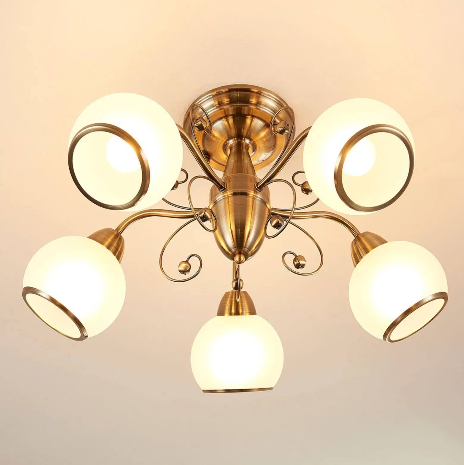 Plafón Lindby Corentin, 5 luces, blanco/latón, cristal