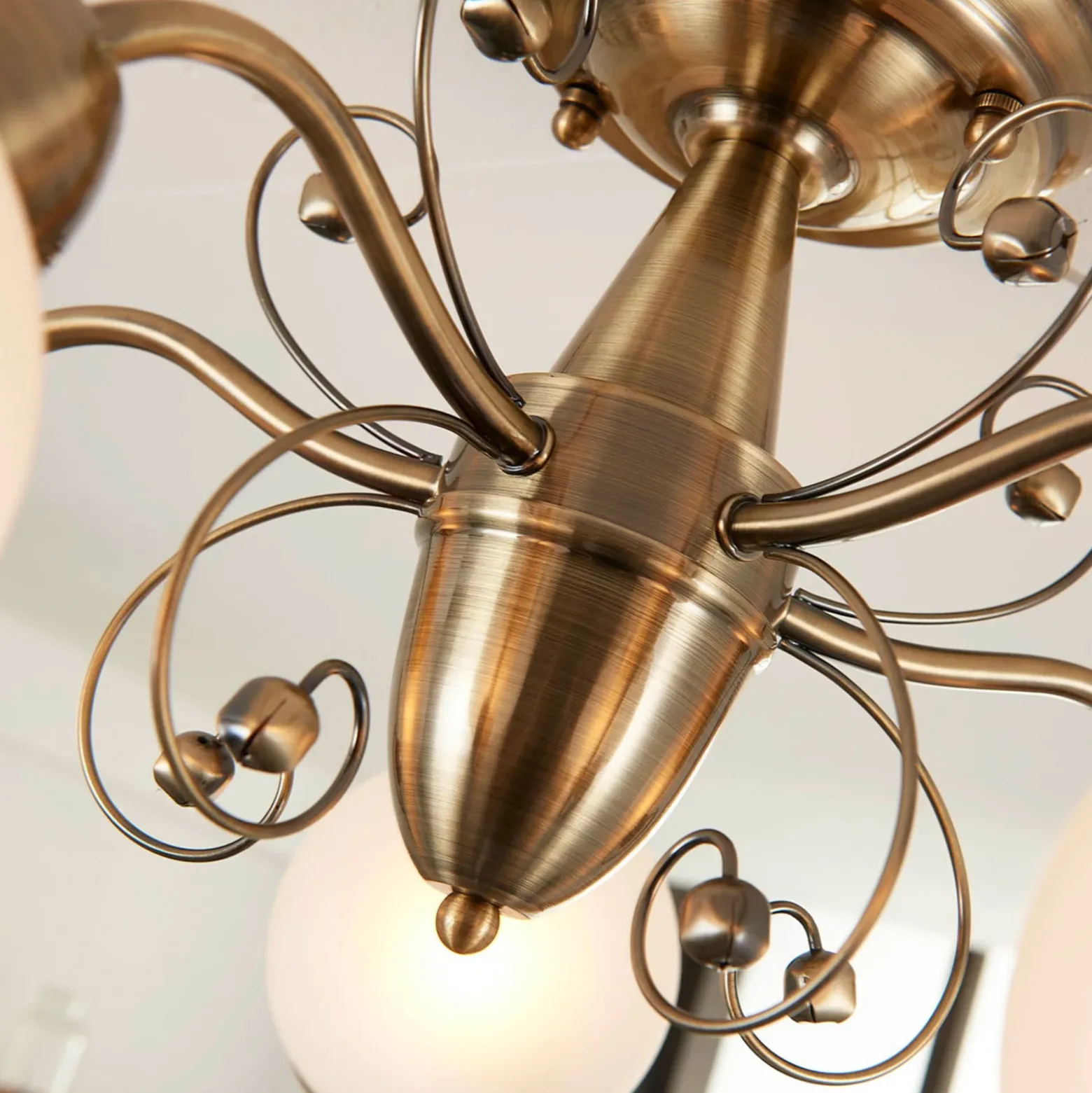 Plafón Lindby Corentin, 5 luces, blanco/latón, cristal