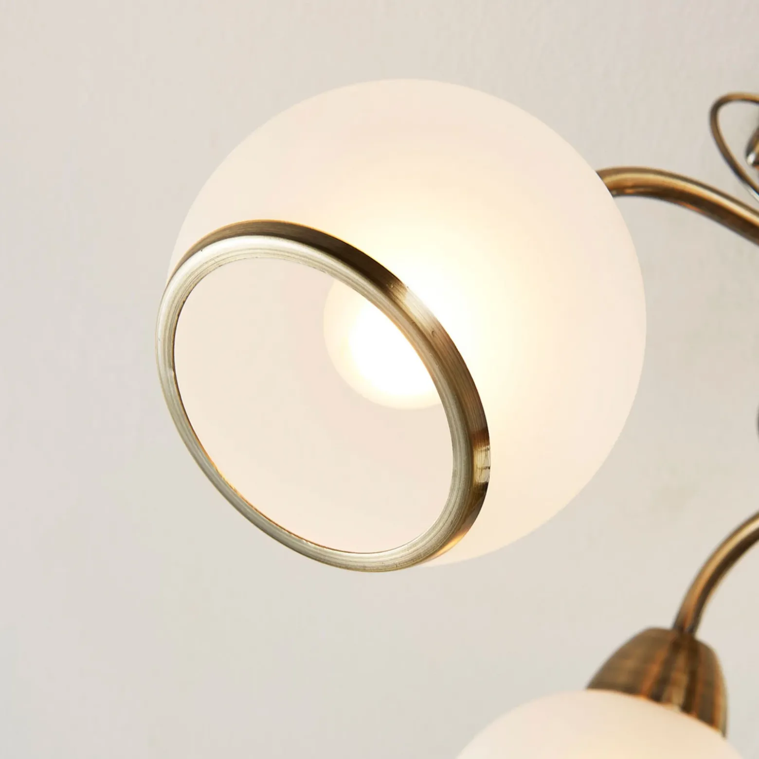 Plafón Lindby Corentin, 5 luces, blanco/latón, cristal