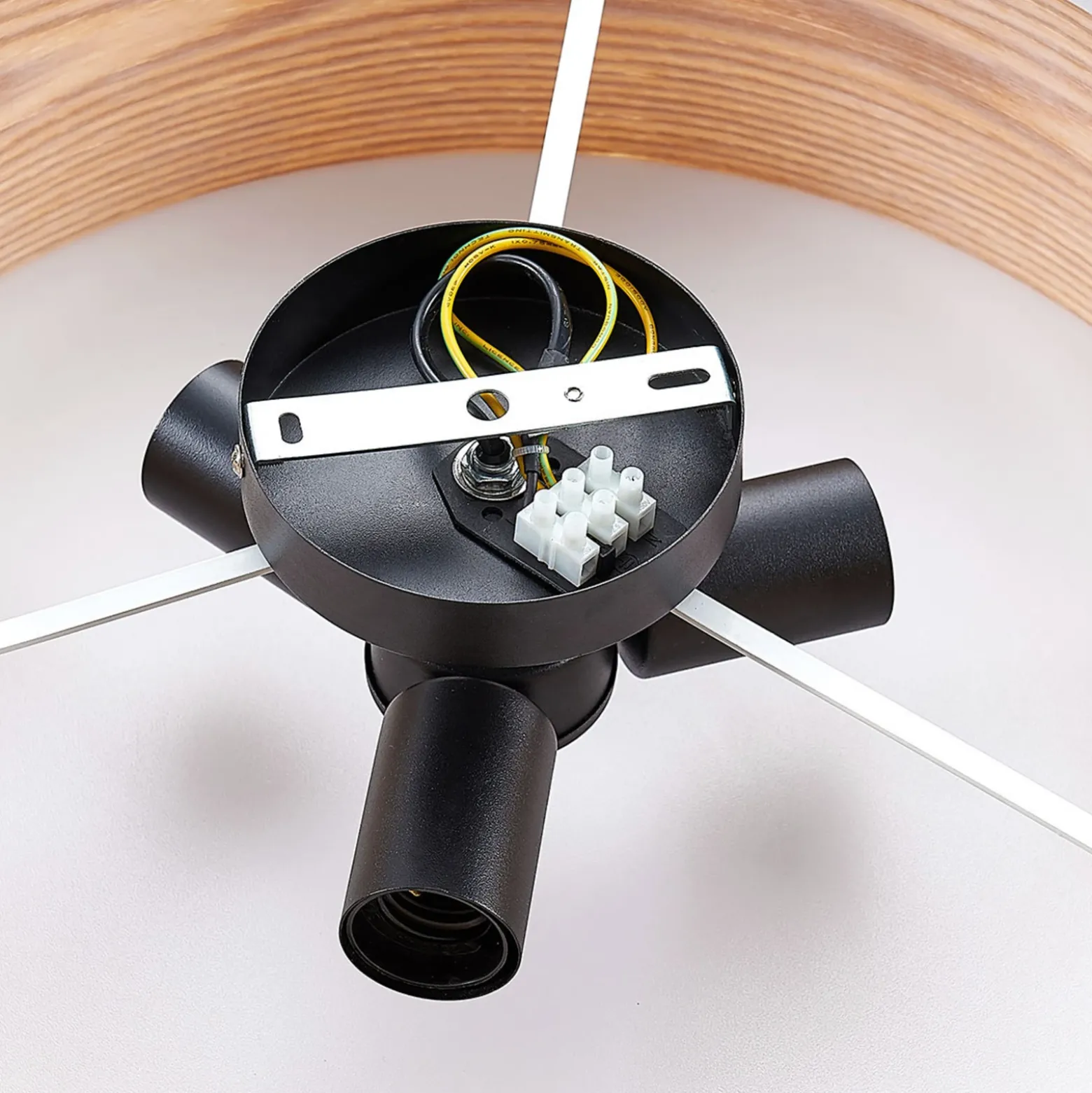 Plafón Lindby Dominic, Ø 45 cm, 3 luces, madera