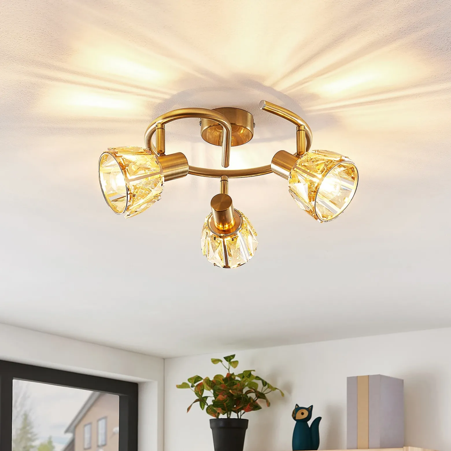 Plafón Lindby Kosta, 47 cm, 3 luces, color latón