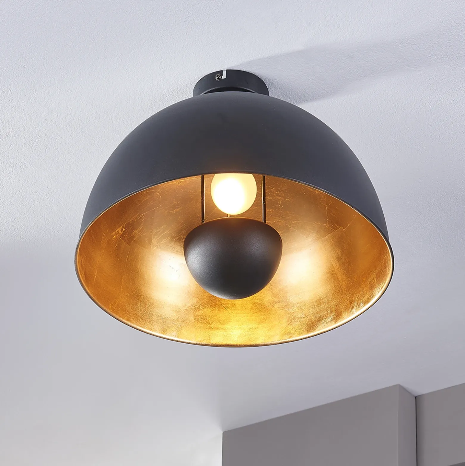 Plafón Lindby Lya, Ø 40 cm, negro-oro, metal