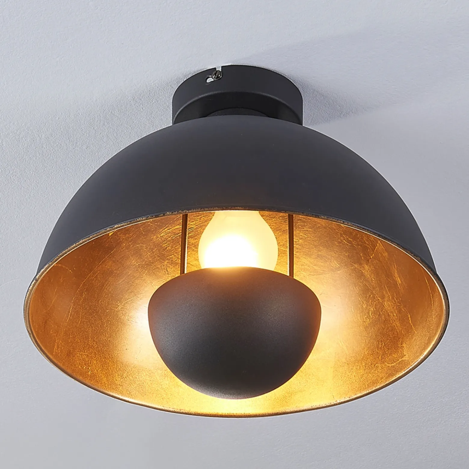 Plafón Lindby Lya, Ø 31 cm, negro-oro, metal, E27